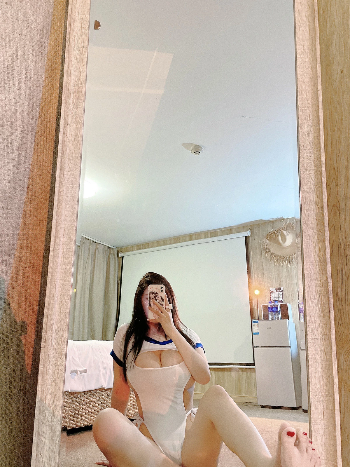 网络美女是可馨儿微密圈十一福利主题性感白色内衣+蕾丝情趣内衣秀豪乳翘臀诱惑写真73P
