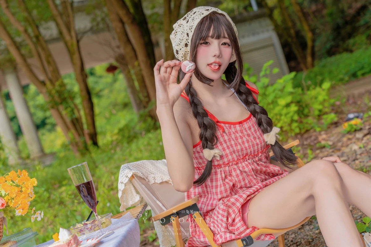 颜值博主咬一口兔娘绿野茶会主题户外吊带短裙下性感白色三点式内衣秀曼妙身姿诱惑写真69P