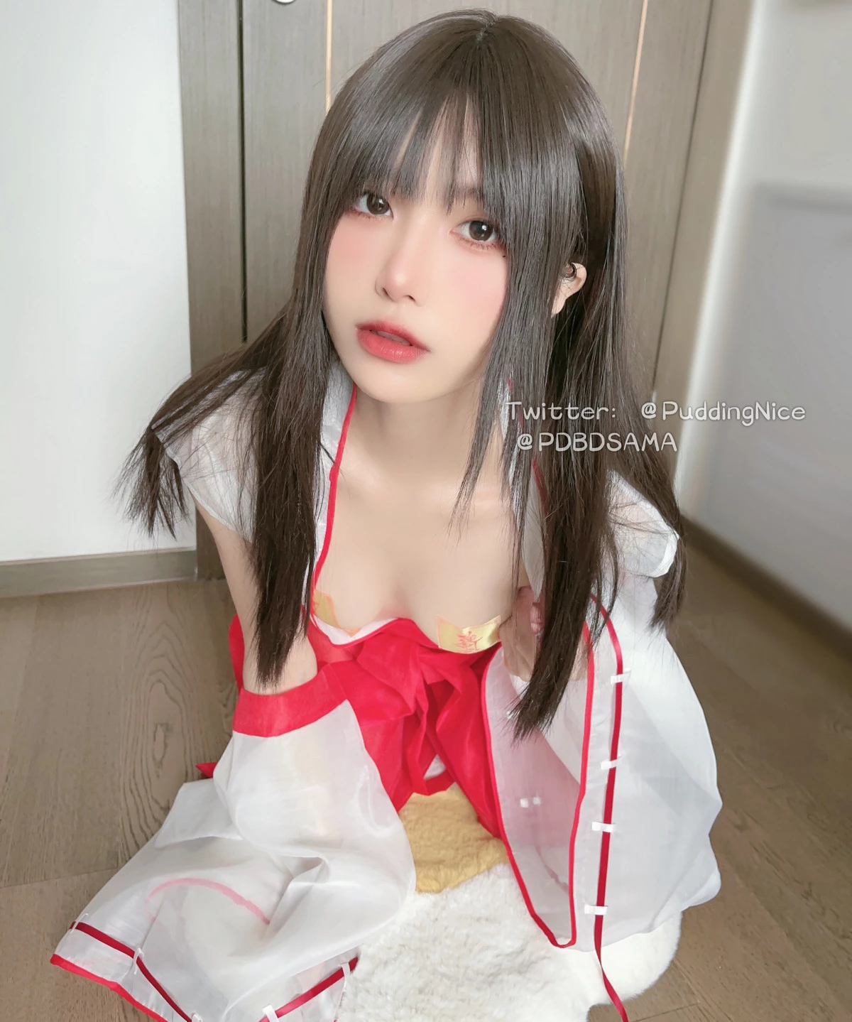 Coser美女布丁大法莓果挞主题私房脱性感薄纱服饰露红色丁字裤秀惹火身材诱惑写真62P