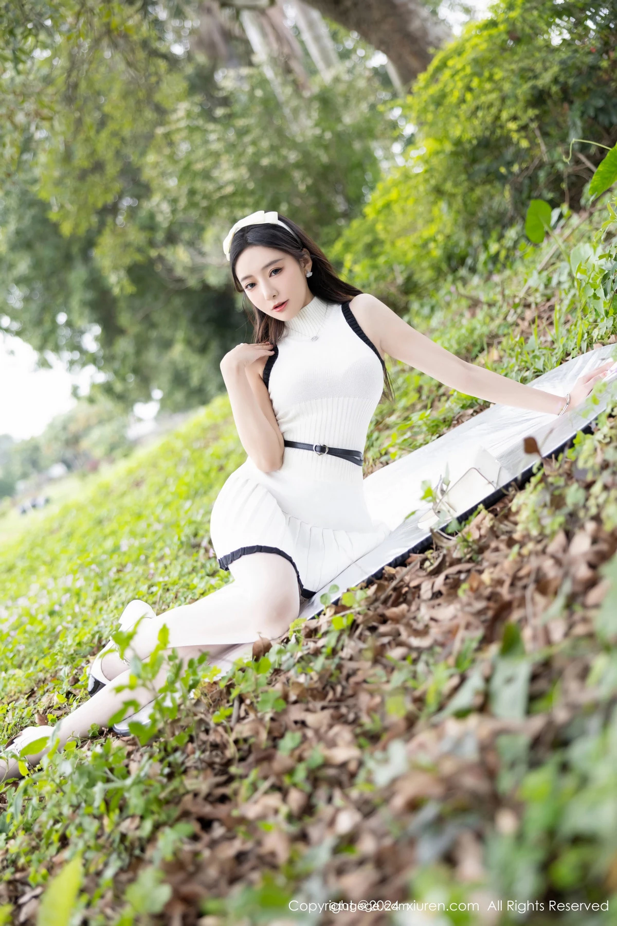 XiuRen第8334期_女神王馨瑶yanni白色连衣短裙露粉色内衣配白丝袜完美诱惑写真80P