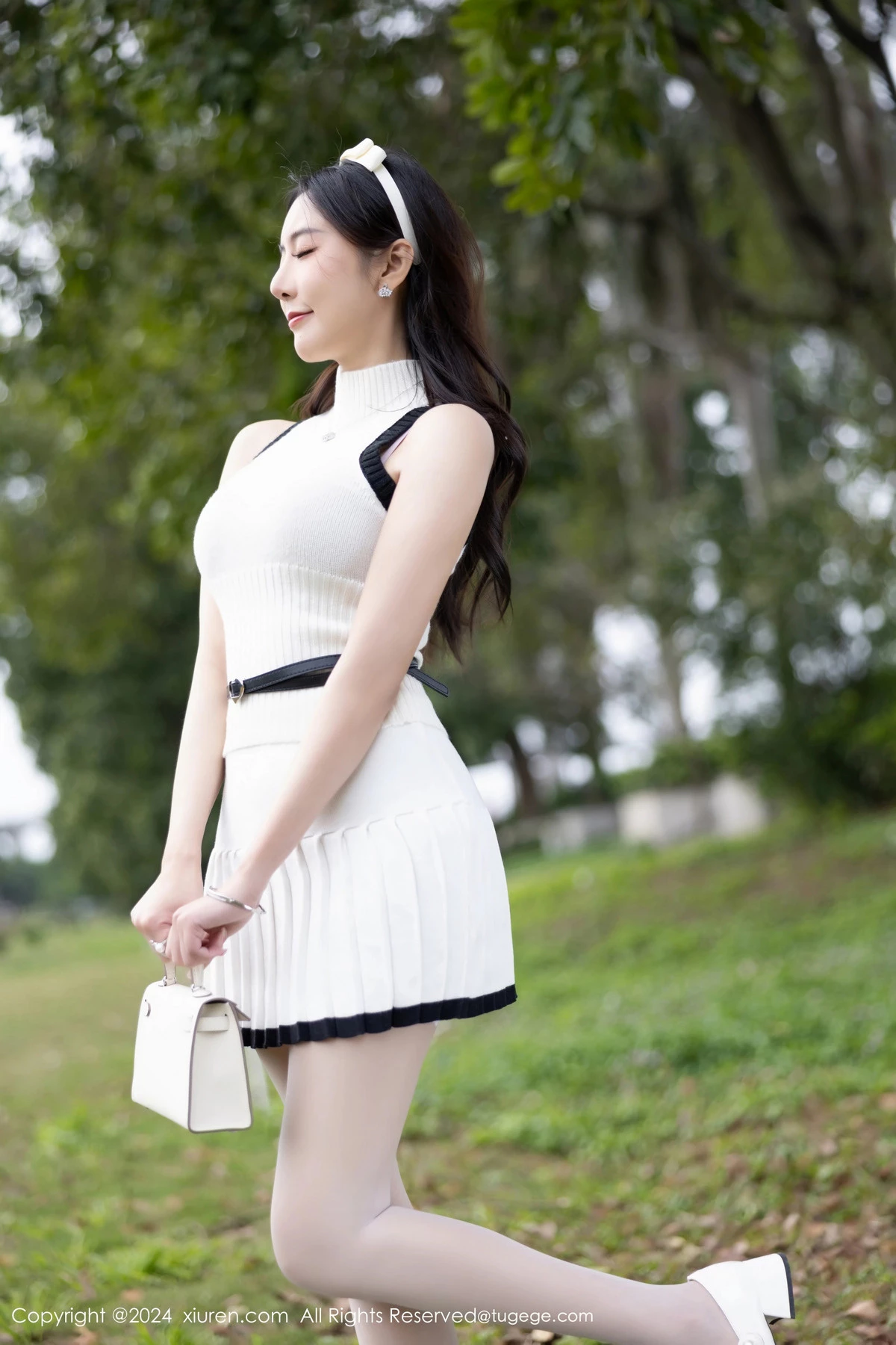 XiuRen第8334期_女神王馨瑶yanni白色连衣短裙露粉色内衣配白丝袜完美诱惑写真80P