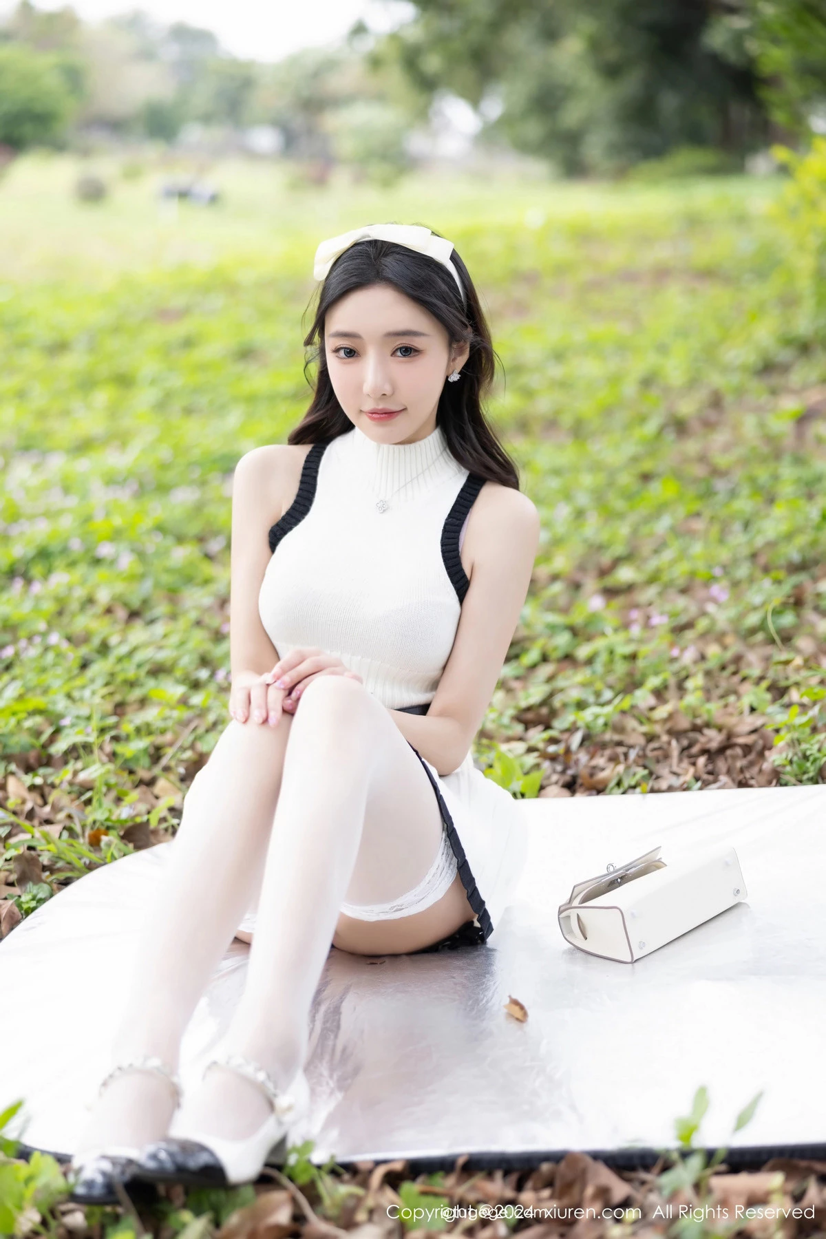 XiuRen第8334期_女神王馨瑶yanni白色连衣短裙露粉色内衣配白丝袜完美诱惑写真80P