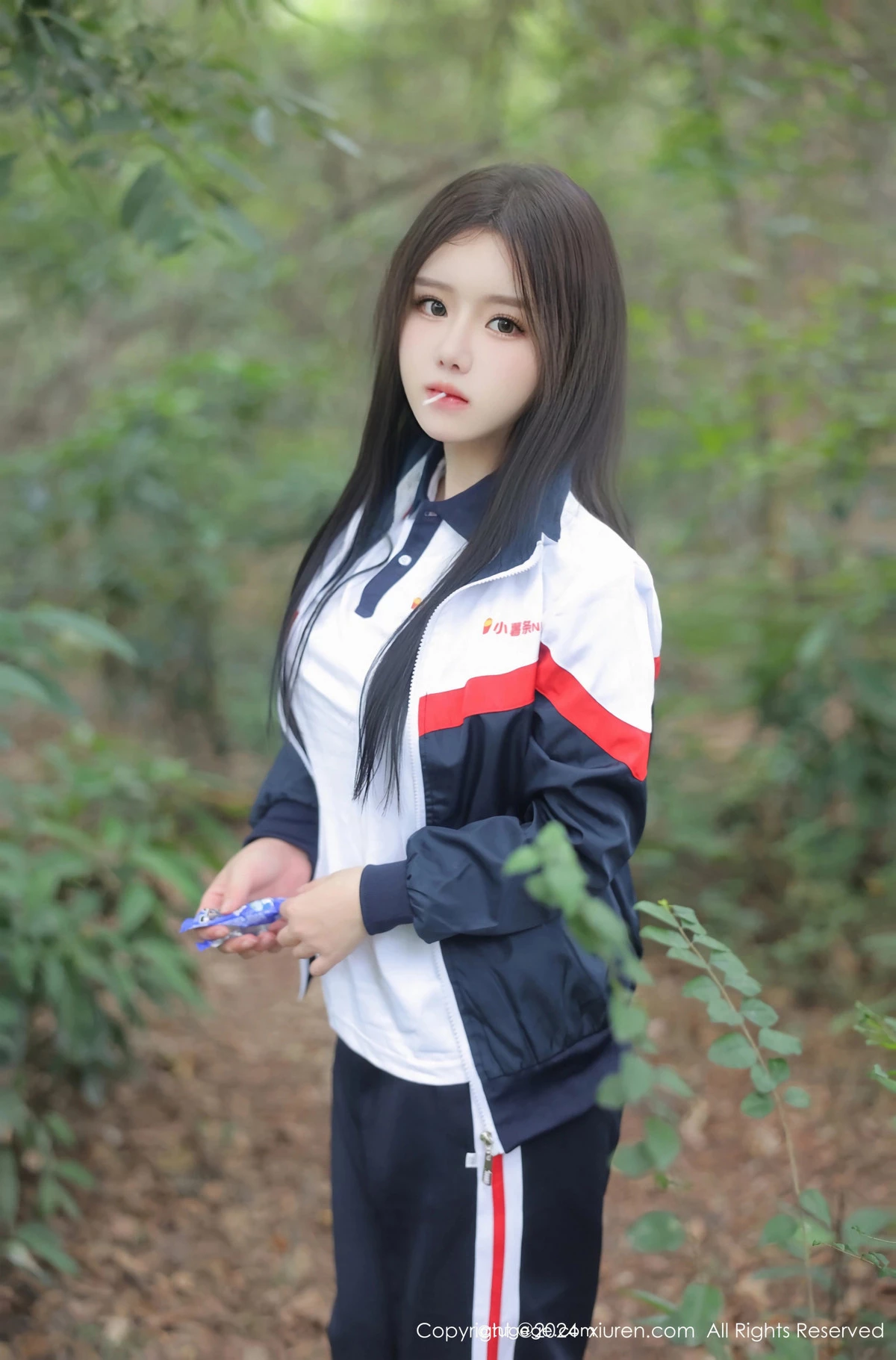 XiuRen第8335期_模特小薯条nienie户外性感学生运动装露超薄肉丝撩人诱惑写真88P
