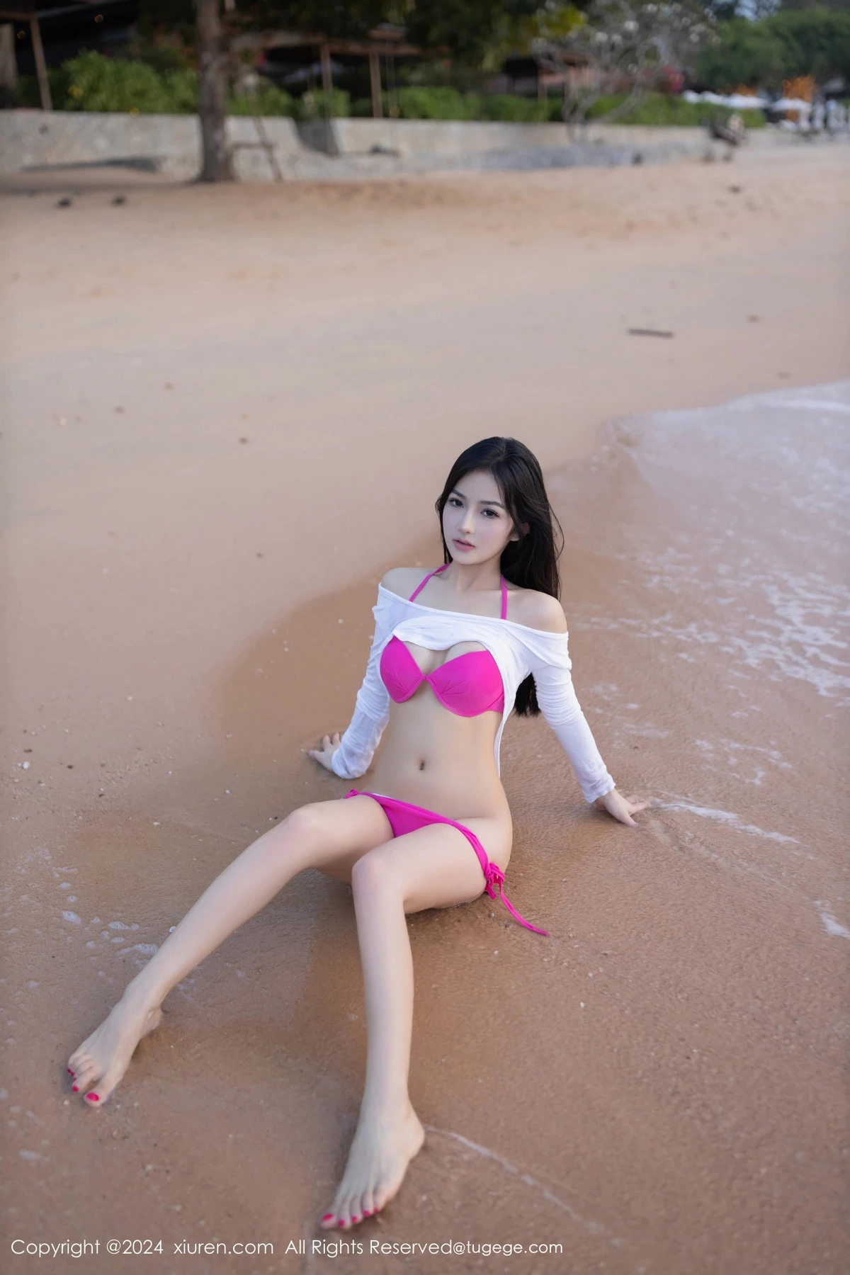 XiuRen第8341期_模特谭小灵海滩场景半脱露性感玫红内衣秀惹火身材极致诱惑写真80P