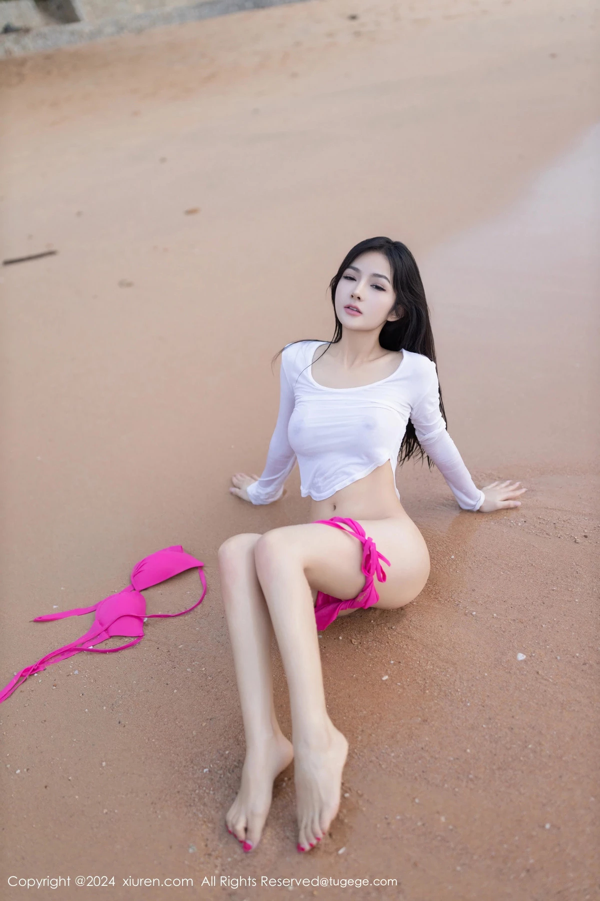XiuRen第8341期_模特谭小灵海滩场景半脱露性感玫红内衣秀惹火身材极致诱惑写真80P