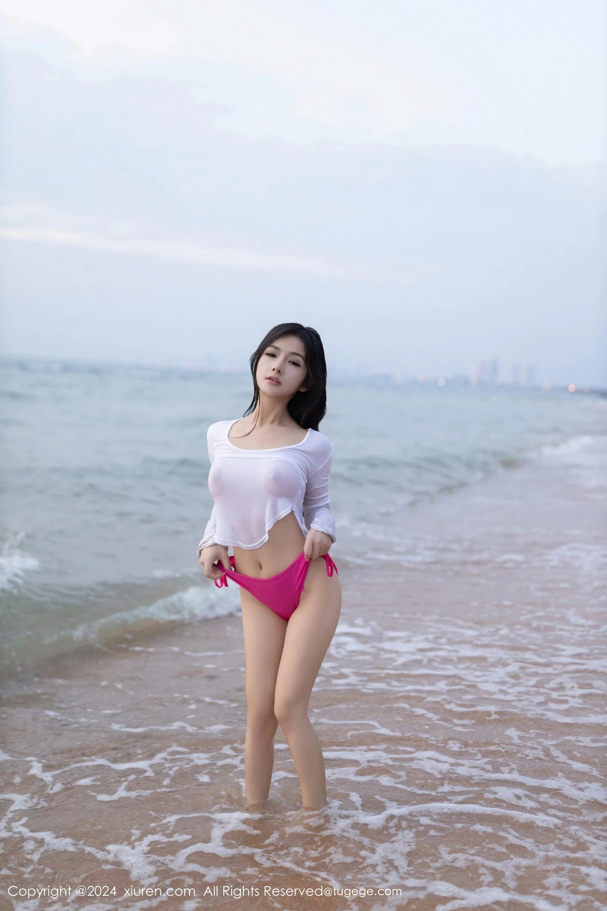 XiuRen第8341期_模特谭小灵海滩场景半脱露性感玫红内衣秀惹火身材极致诱惑写真80P