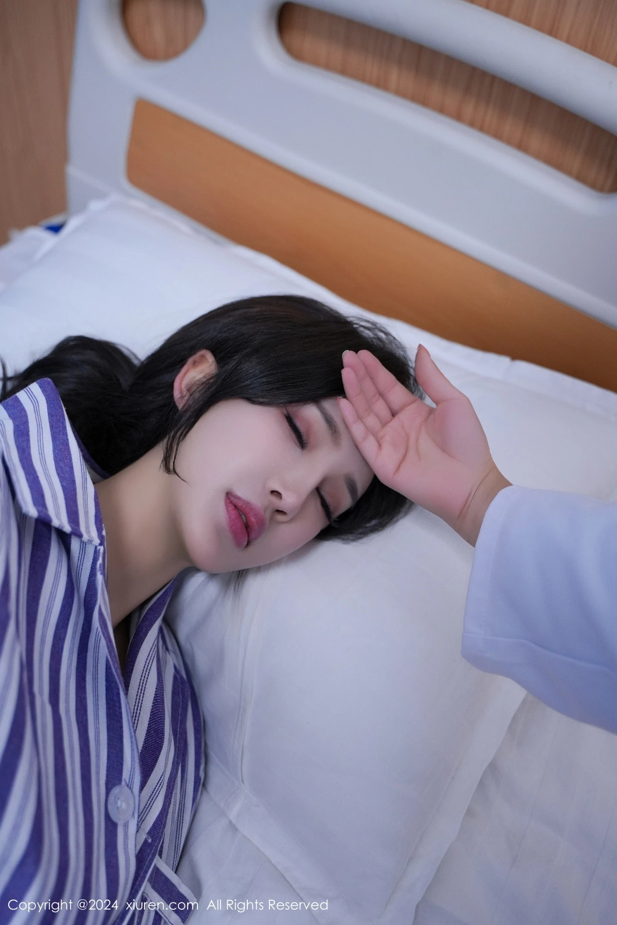 XiuRen第8346期_女神Carol周妍希X角色扮演患者服配开档肉丝秀丰满身材诱惑写真72P