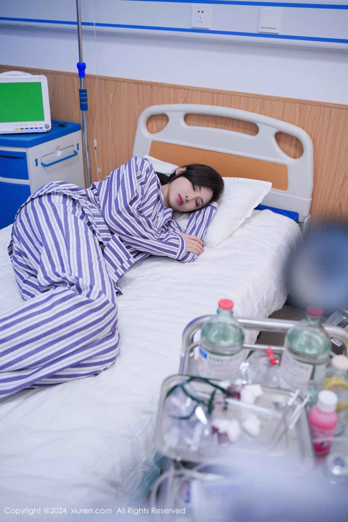 XiuRen第8346期_女神Carol周妍希X角色扮演患者服配开档肉丝秀丰满身材诱惑写真72P