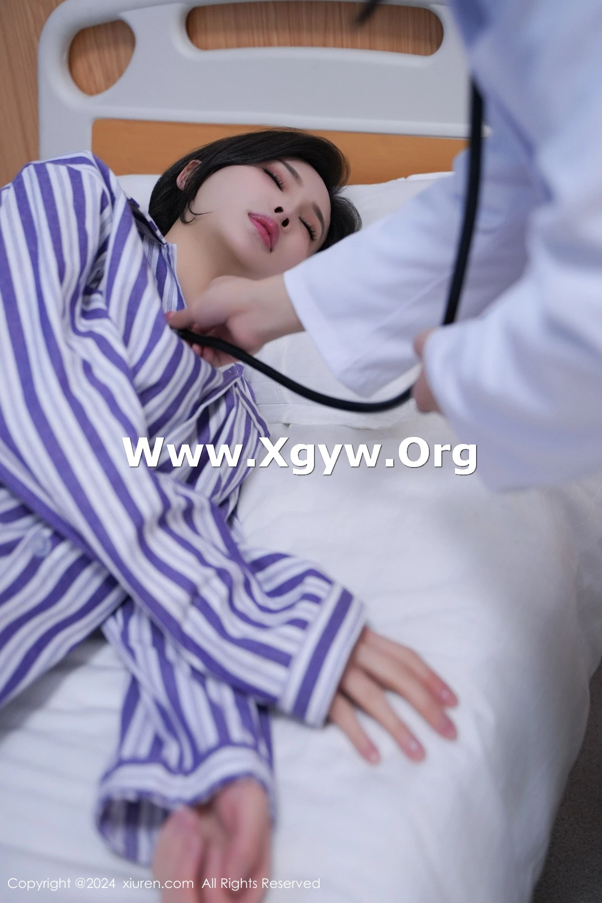 XiuRen第8346期_女神Carol周妍希X角色扮演患者服配开档肉丝秀丰满身材诱惑写真72P