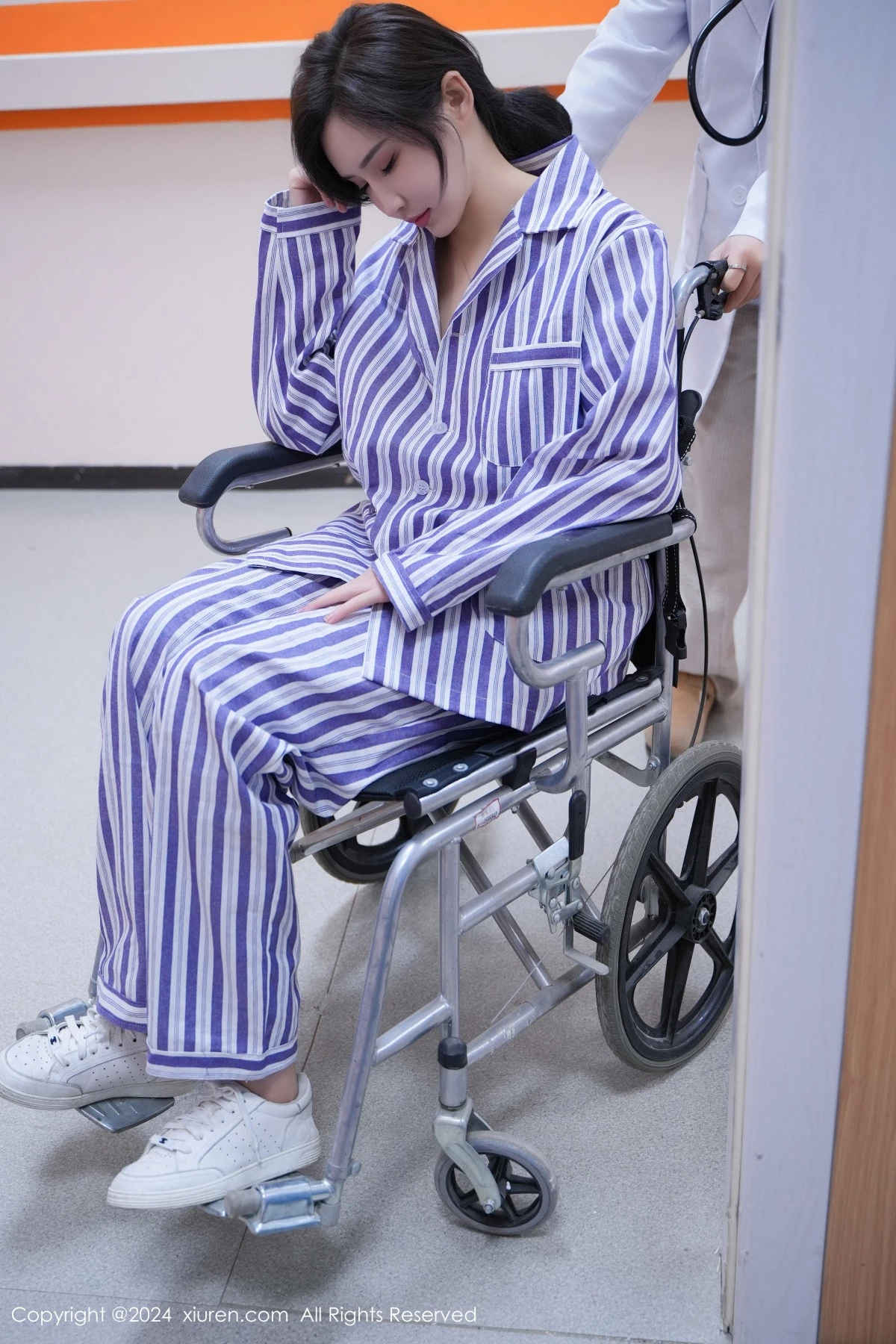 XiuRen第8346期_女神Carol周妍希X角色扮演患者服配开档肉丝秀丰满身材诱惑写真72P