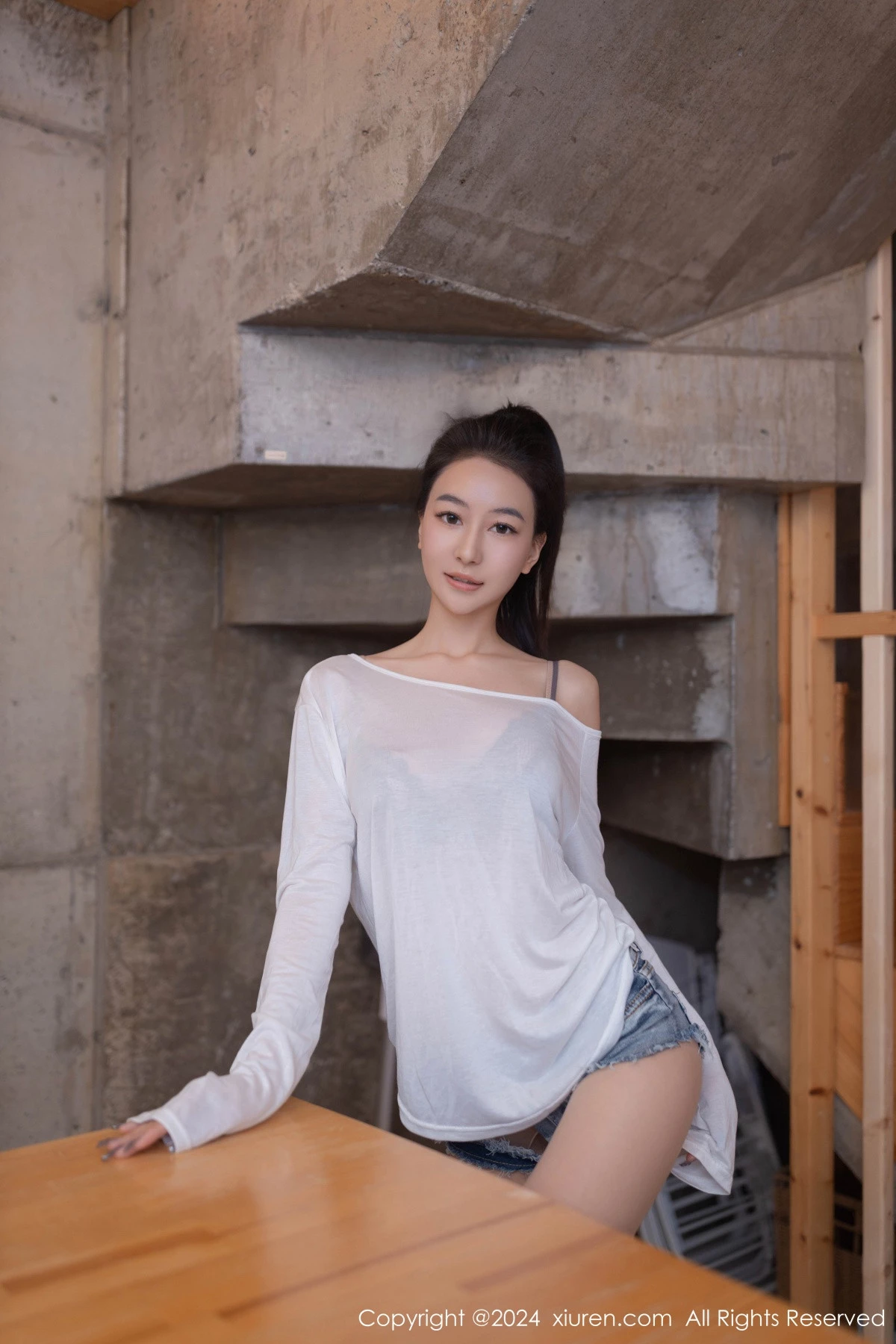 XiuRen第8345期_模特熊小诺性感白T露蕾丝内衣配开档肉丝秀曼妙身姿诱惑写真82P