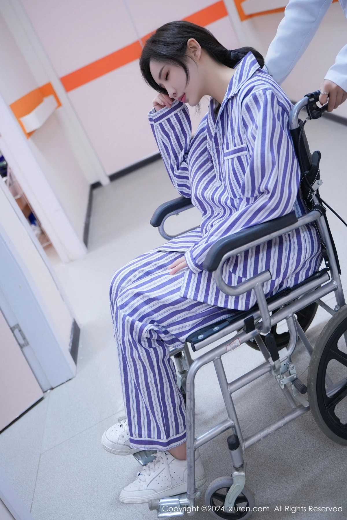 XiuRen第8346期_女神Carol周妍希X角色扮演患者服配开档肉丝秀丰满身材诱惑写真72P
