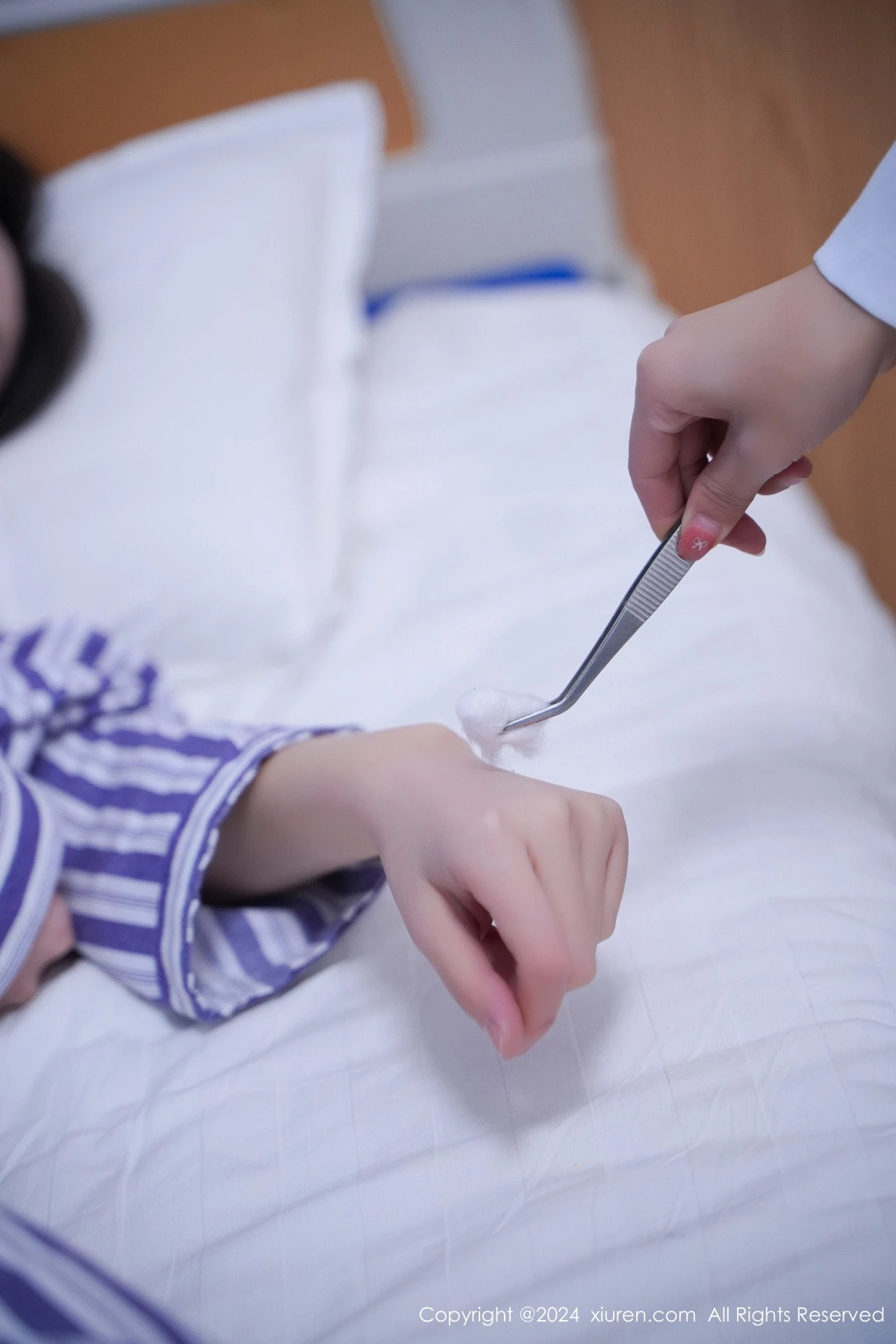 XiuRen第8346期_女神Carol周妍希X角色扮演患者服配开档肉丝秀丰满身材诱惑写真72P