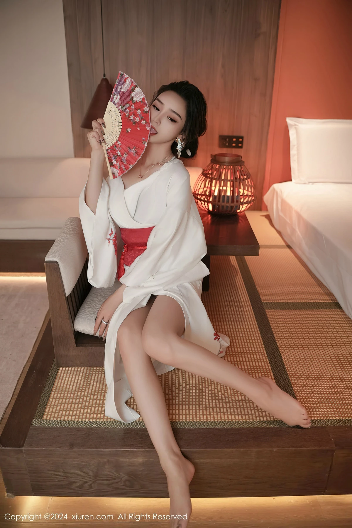 XiuRen第8367期_模特苏曼兮宾馆场景性感白色日系和服半撩秀翘臀美腿诱惑写真85P