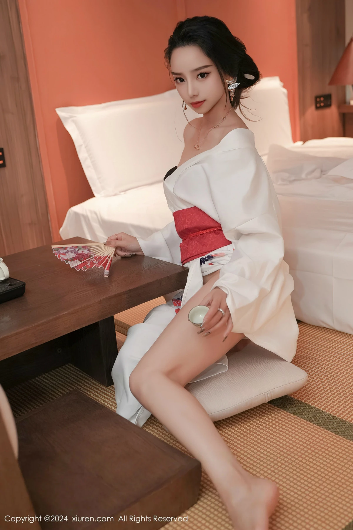 XiuRen第8367期_模特苏曼兮宾馆场景性感白色日系和服半撩秀翘臀美腿诱惑写真85P