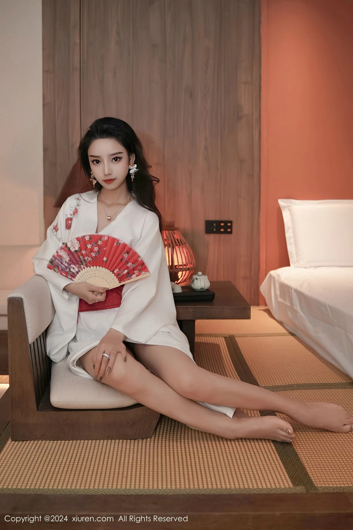 XiuRen第8367期_模特苏曼兮宾馆场景性感白色日系和服半撩秀翘臀美腿诱惑写真85P
