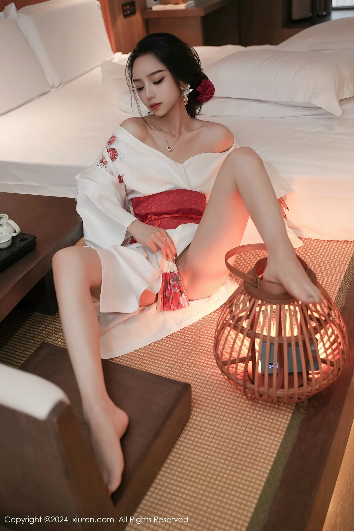 XiuRen第8367期_模特苏曼兮宾馆场景性感白色日系和服半撩秀翘臀美腿诱惑写真85P