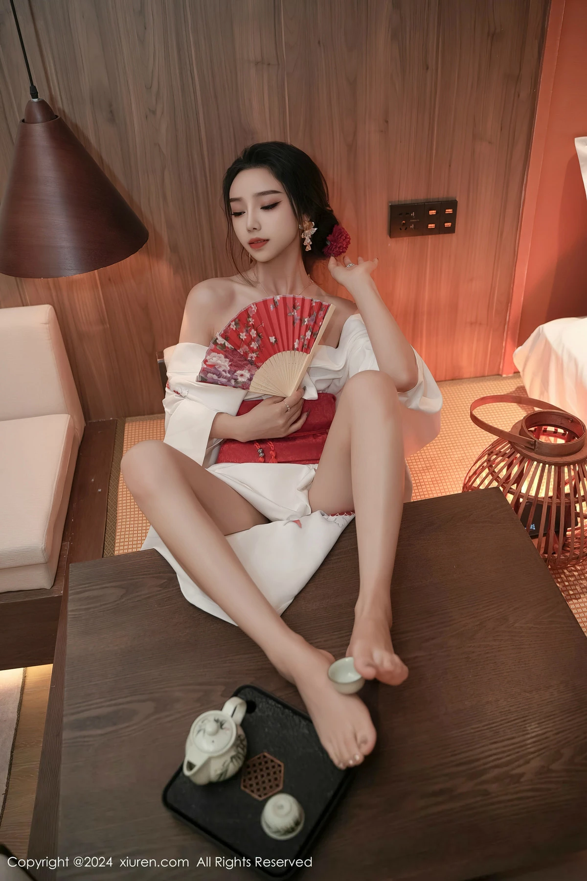 XiuRen第8367期_模特苏曼兮宾馆场景性感白色日系和服半撩秀翘臀美腿诱惑写真85P