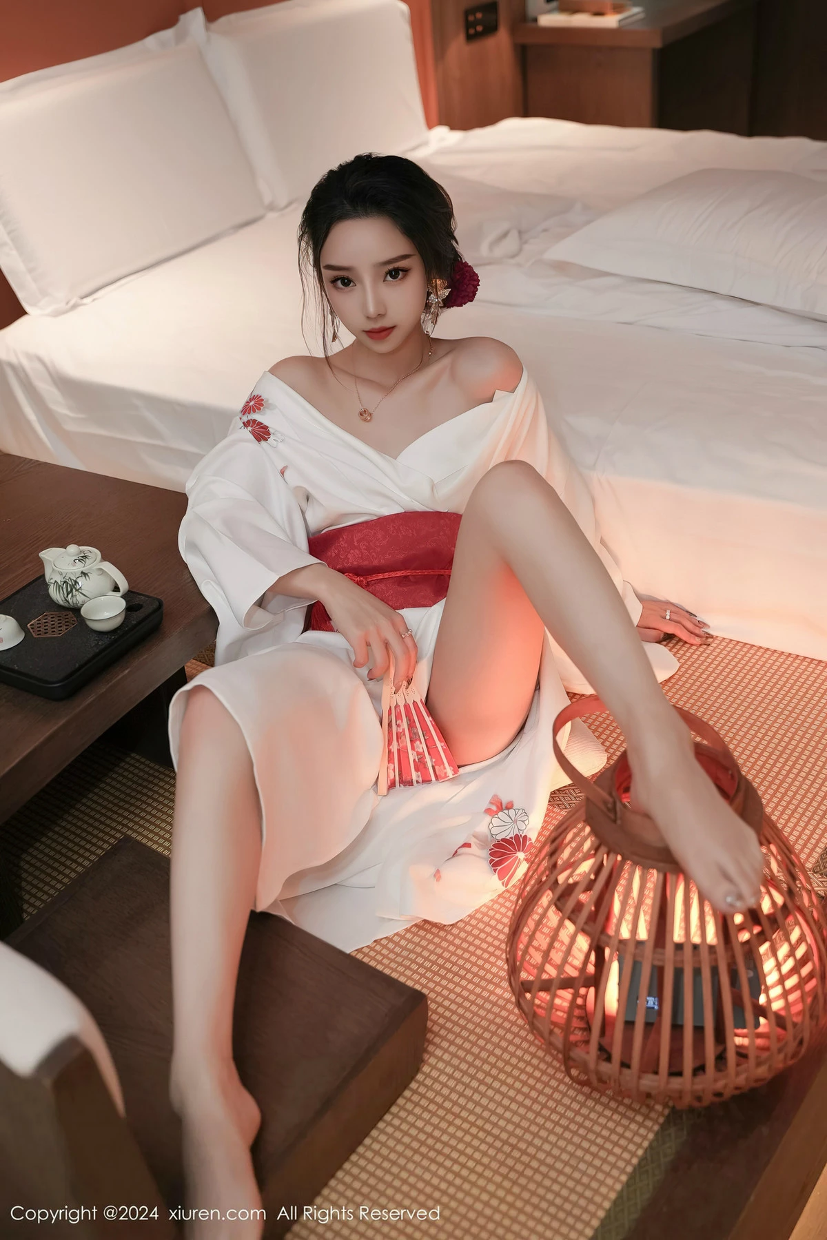 XiuRen第8367期_模特苏曼兮宾馆场景性感白色日系和服半撩秀翘臀美腿诱惑写真85P