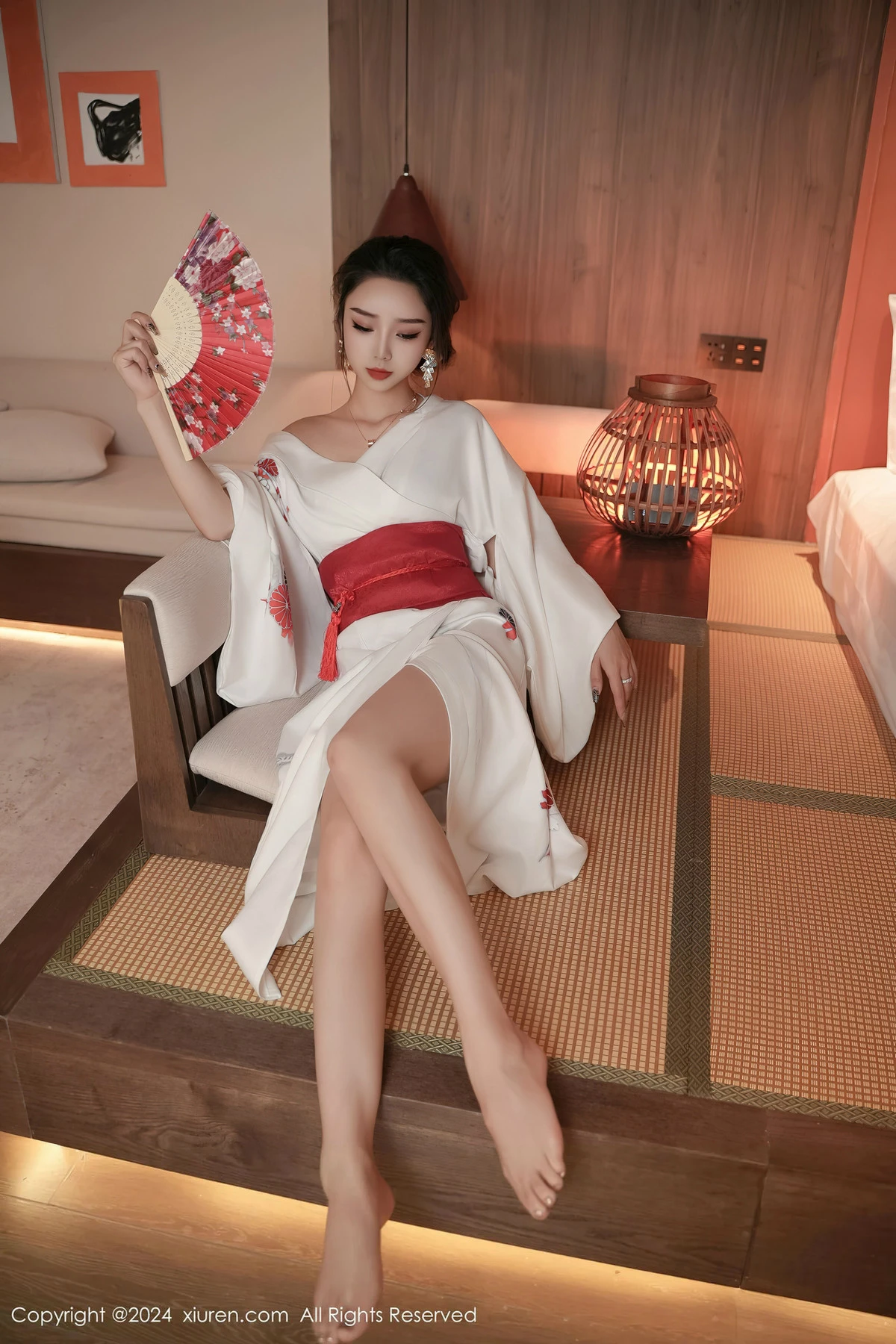 XiuRen第8367期_模特苏曼兮宾馆场景性感白色日系和服半撩秀翘臀美腿诱惑写真85P