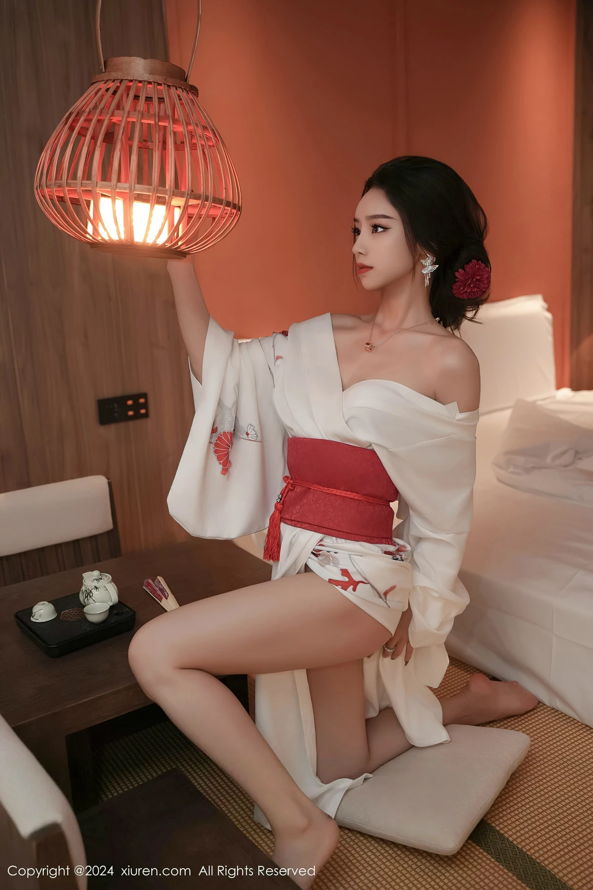 XiuRen第8367期_模特苏曼兮宾馆场景性感白色日系和服半撩秀翘臀美腿诱惑写真85P