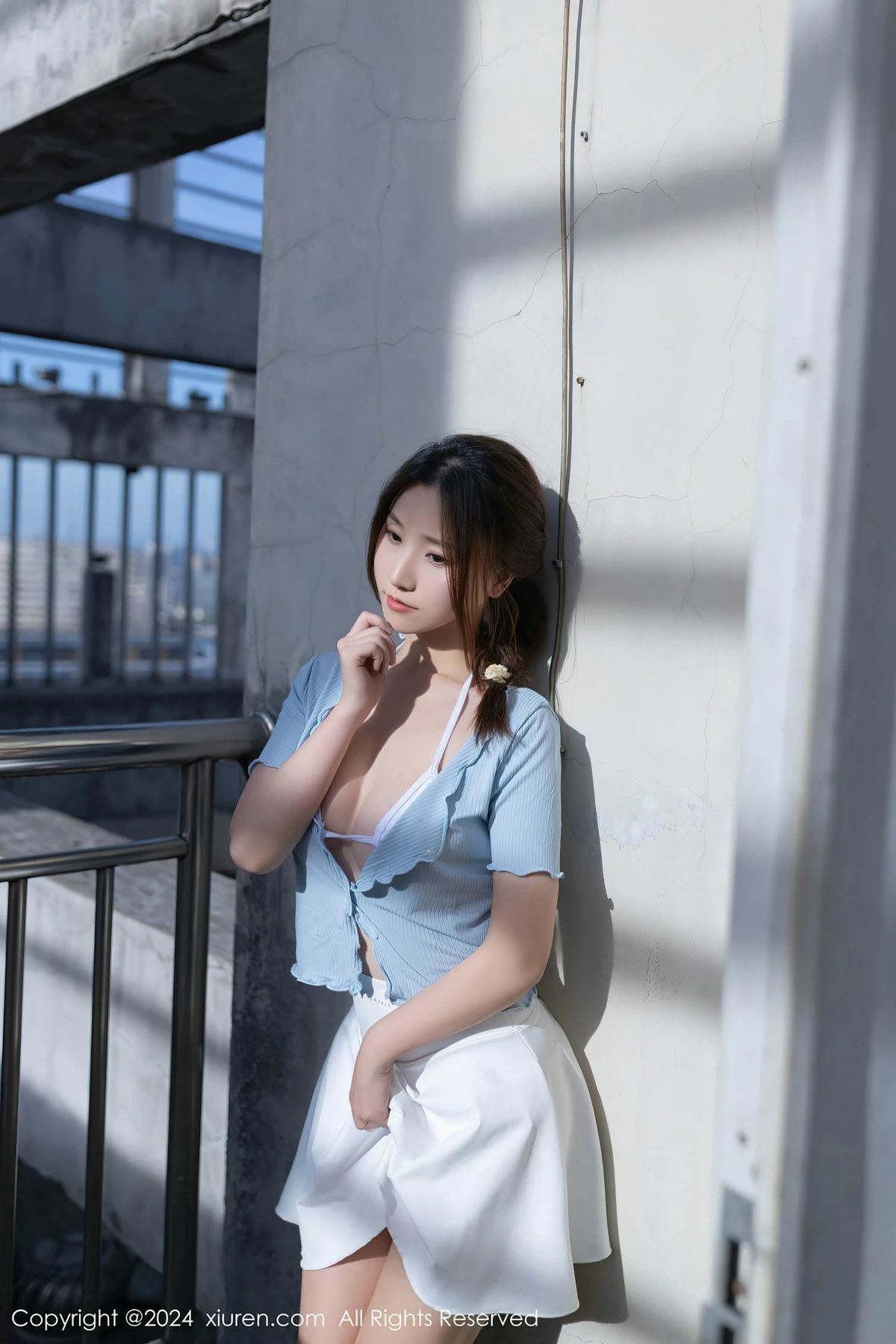 XiuRen第8369期_模特杏子Yada户外蓝色上衣配白短裙露性感白色内衣完美诱惑写真85P