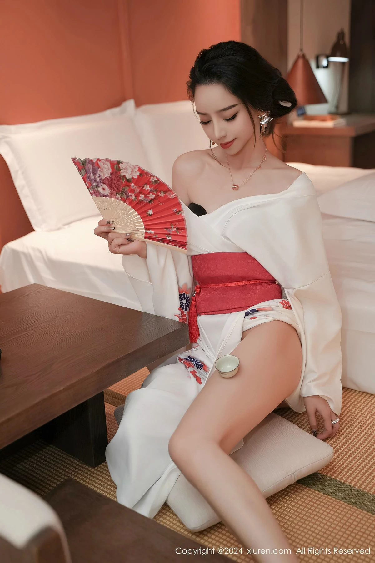 XiuRen第8367期_模特苏曼兮宾馆场景性感白色日系和服半撩秀翘臀美腿诱惑写真85P