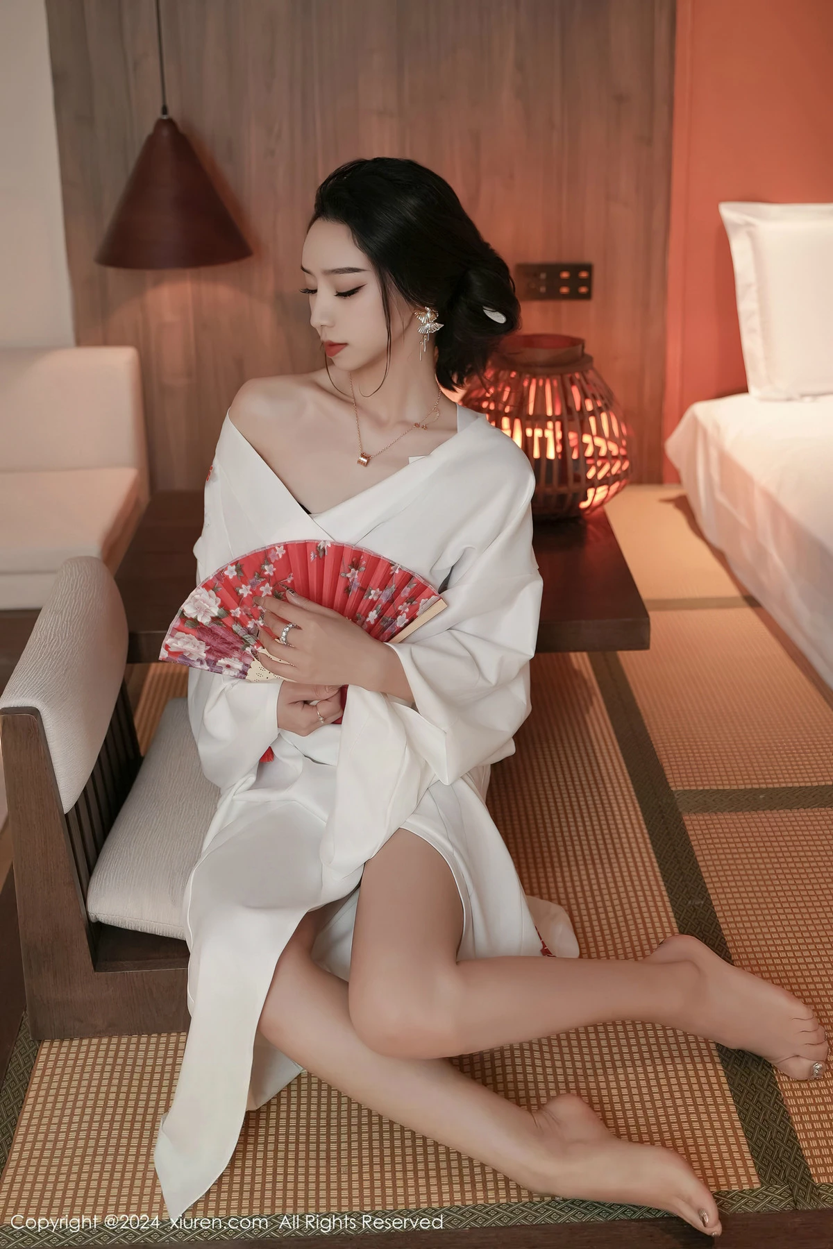 XiuRen第8367期_模特苏曼兮宾馆场景性感白色日系和服半撩秀翘臀美腿诱惑写真85P