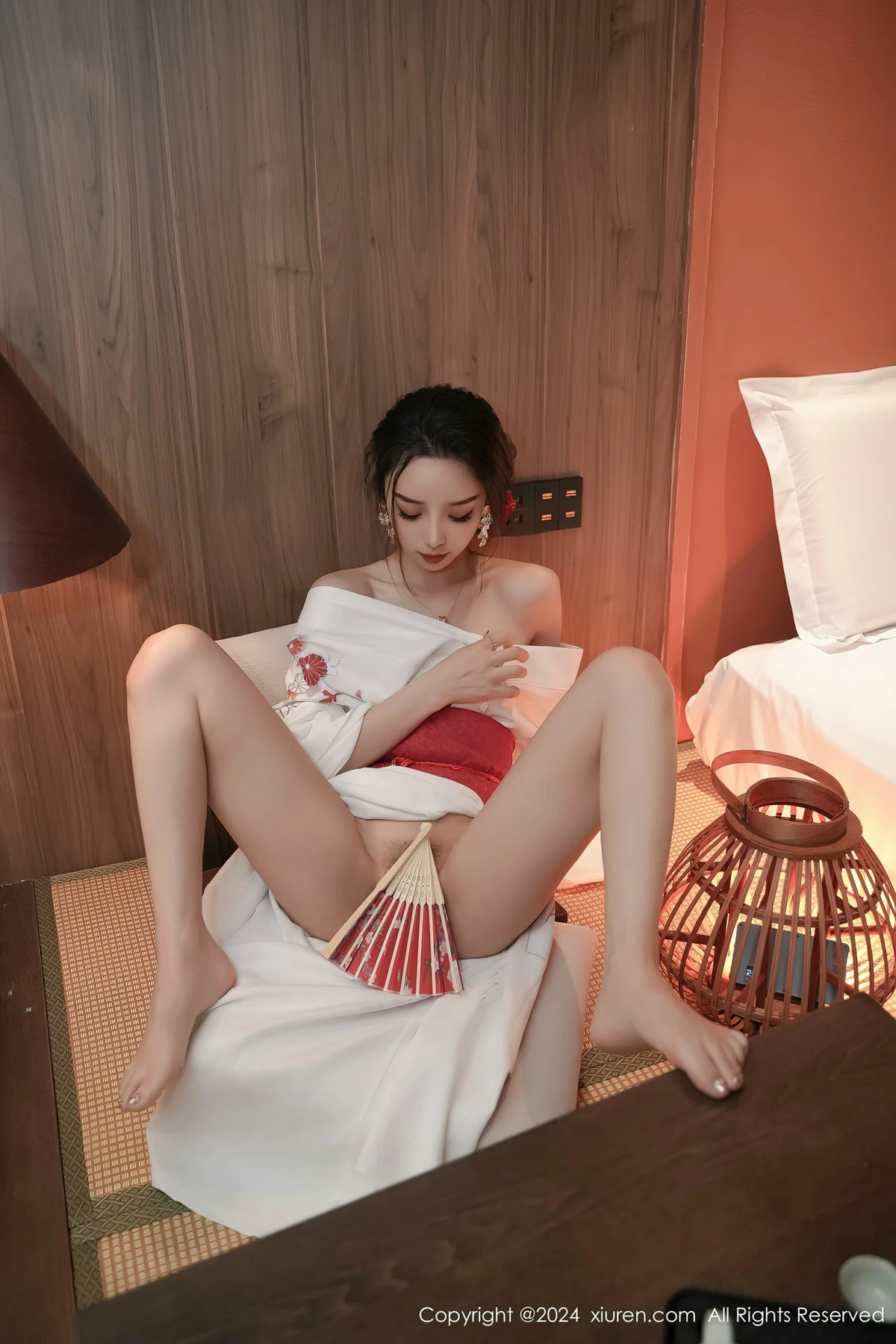XiuRen第8367期_模特苏曼兮宾馆场景性感白色日系和服半撩秀翘臀美腿诱惑写真85P