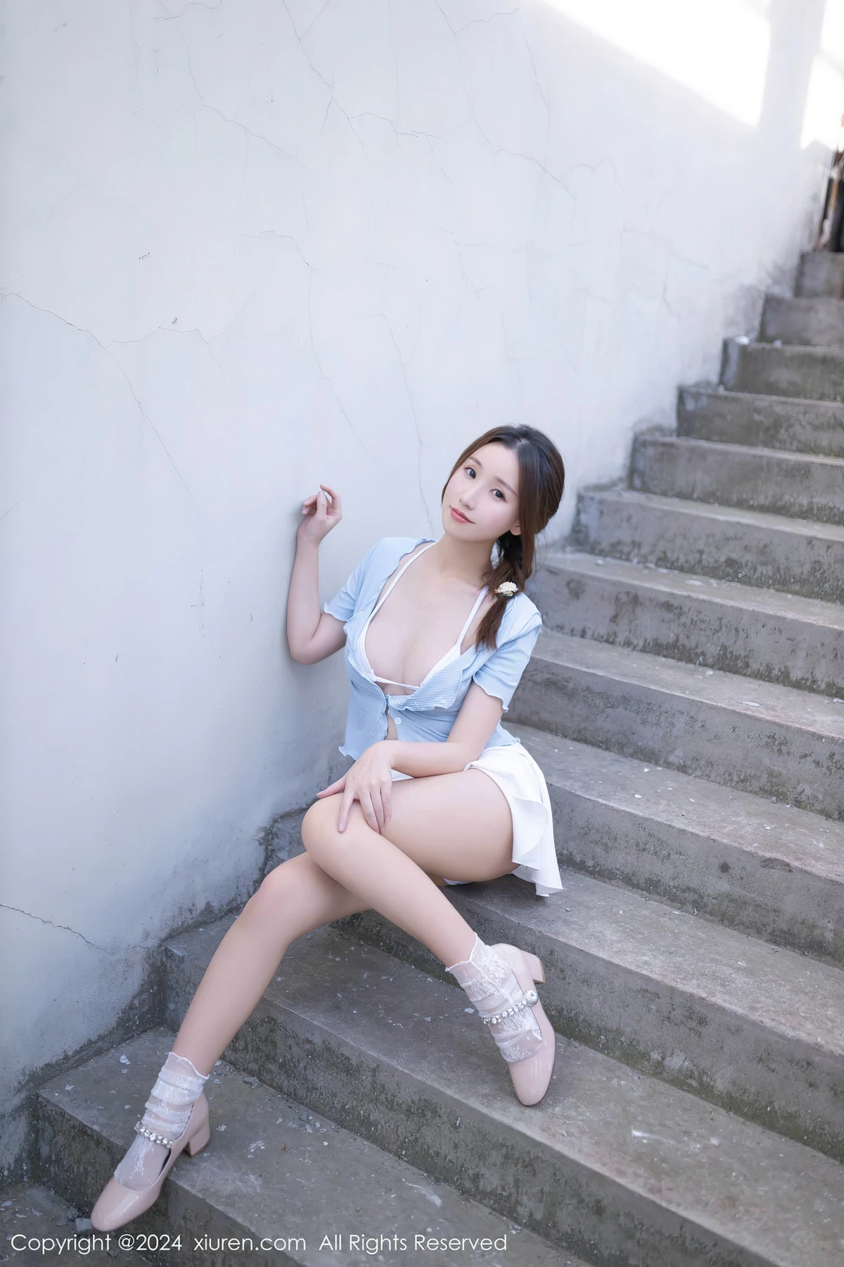 XiuRen第8369期_模特杏子Yada户外蓝色上衣配白短裙露性感白色内衣完美诱惑写真85P