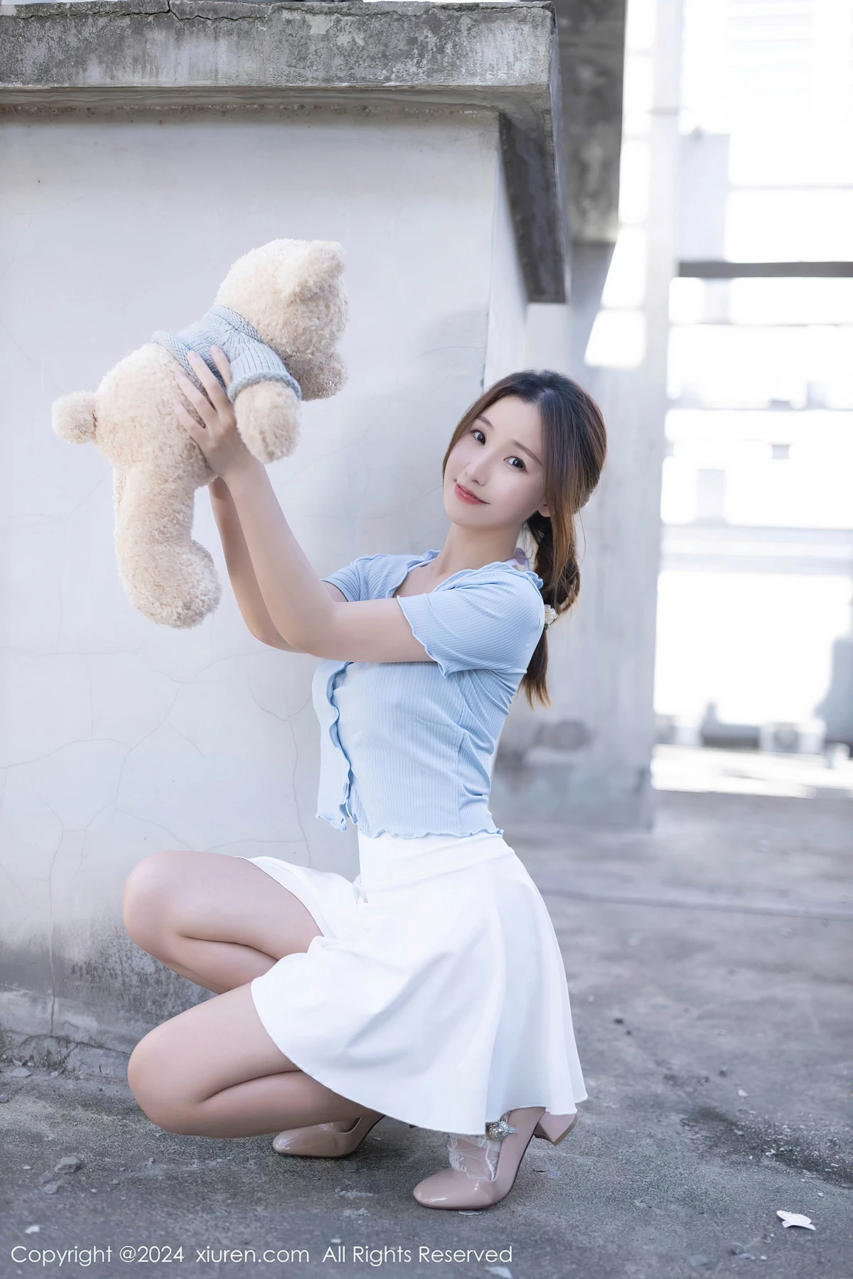 XiuRen第8369期_模特杏子Yada户外蓝色上衣配白短裙露性感白色内衣完美诱惑写真85P