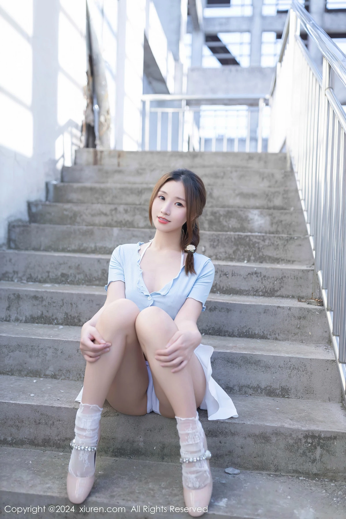 XiuRen第8369期_模特杏子Yada户外蓝色上衣配白短裙露性感白色内衣完美诱惑写真85P