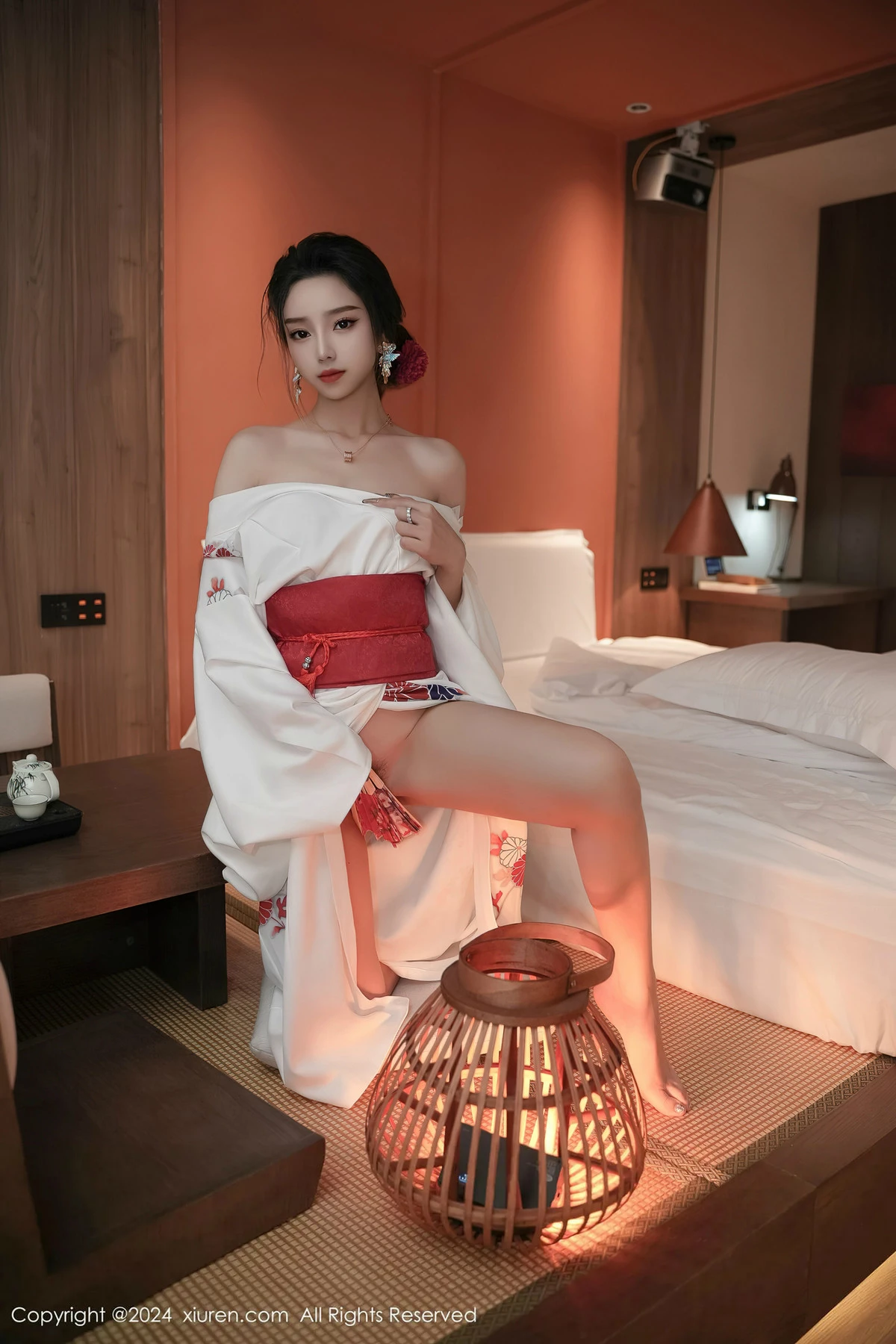 XiuRen第8367期_模特苏曼兮宾馆场景性感白色日系和服半撩秀翘臀美腿诱惑写真85P