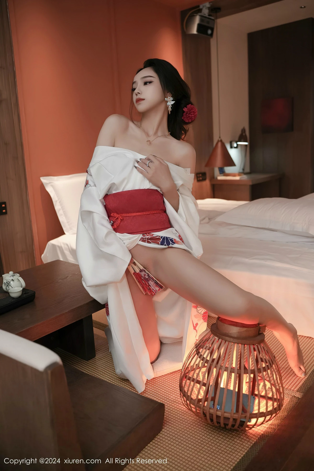 XiuRen第8367期_模特苏曼兮宾馆场景性感白色日系和服半撩秀翘臀美腿诱惑写真85P