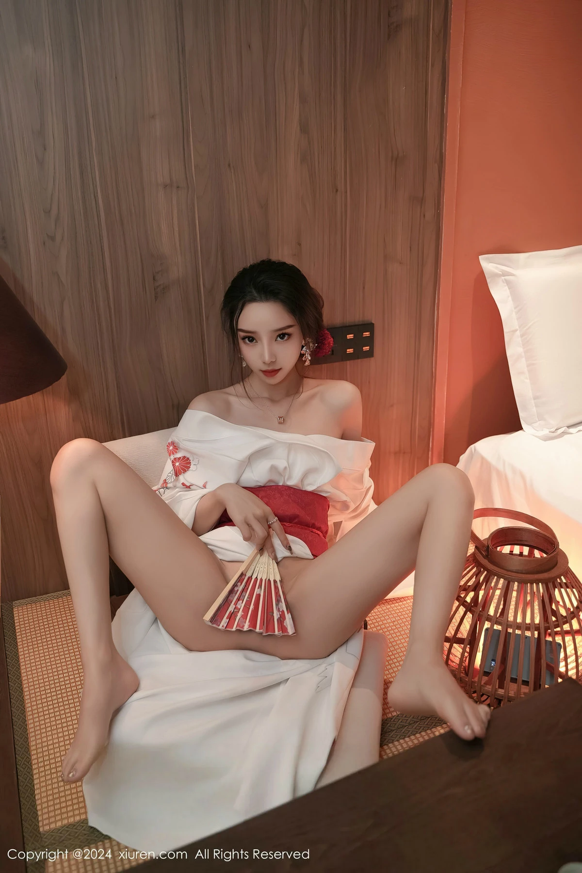 XiuRen第8367期_模特苏曼兮宾馆场景性感白色日系和服半撩秀翘臀美腿诱惑写真85P