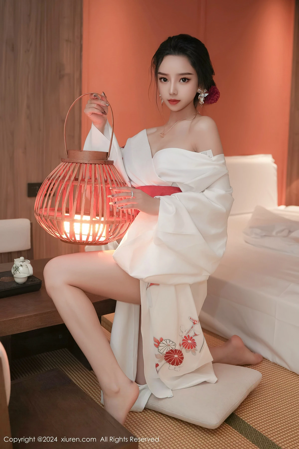 XiuRen第8367期_模特苏曼兮宾馆场景性感白色日系和服半撩秀翘臀美腿诱惑写真85P