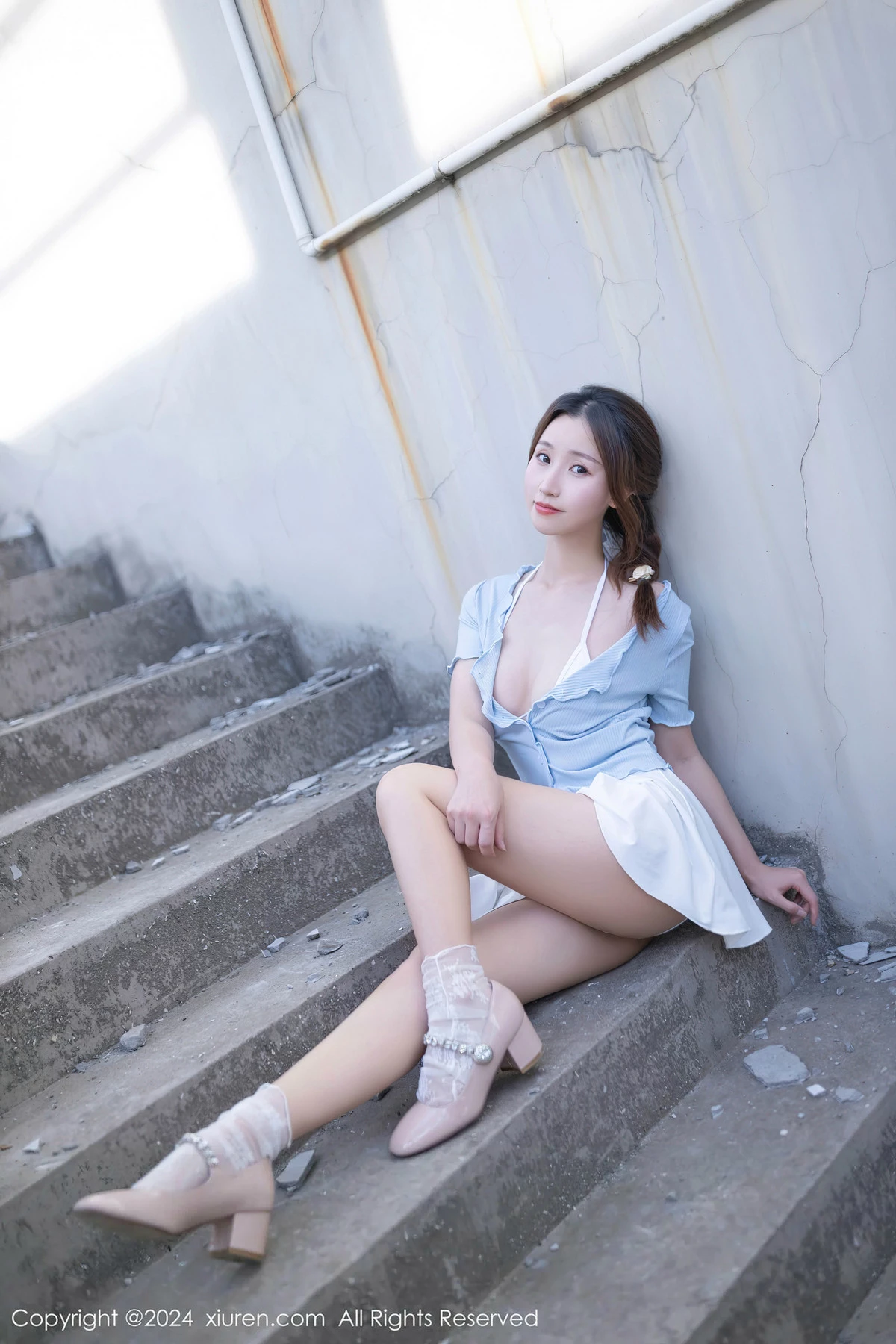 XiuRen第8369期_模特杏子Yada户外蓝色上衣配白短裙露性感白色内衣完美诱惑写真85P