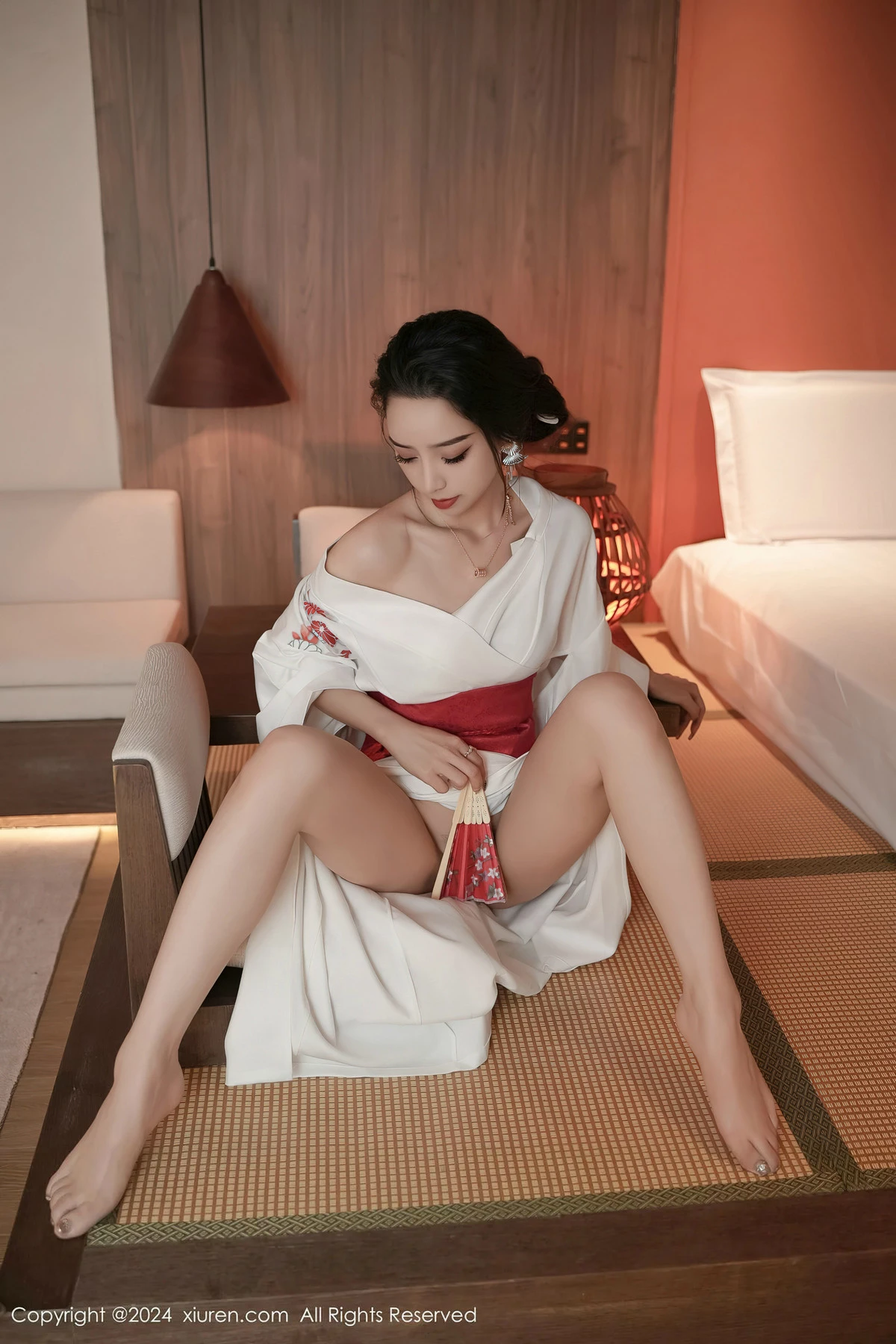 XiuRen第8367期_模特苏曼兮宾馆场景性感白色日系和服半撩秀翘臀美腿诱惑写真85P