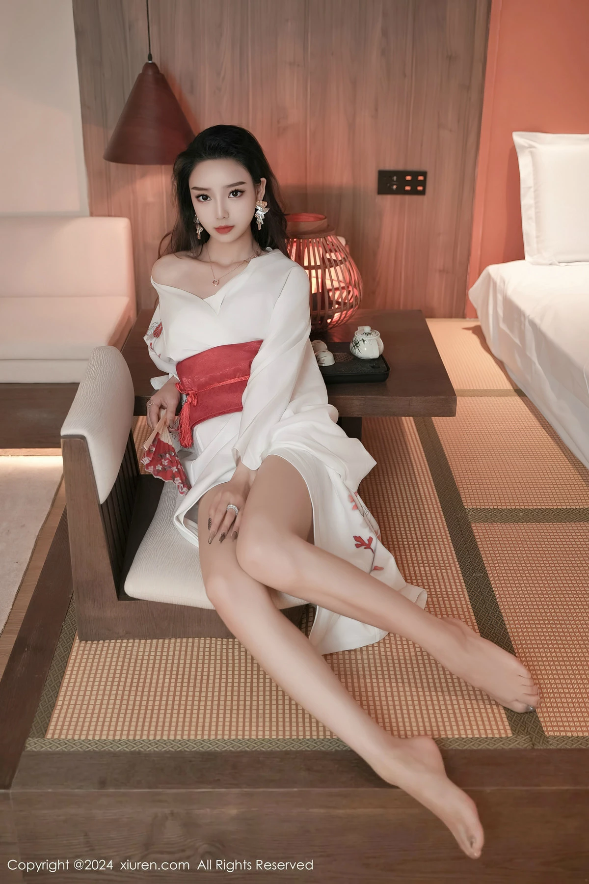 XiuRen第8367期_模特苏曼兮宾馆场景性感白色日系和服半撩秀翘臀美腿诱惑写真85P
