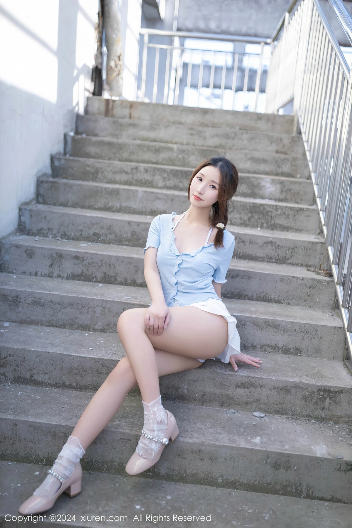 XiuRen第8369期_模特杏子Yada户外蓝色上衣配白短裙露性感白色内衣完美诱惑写真85P