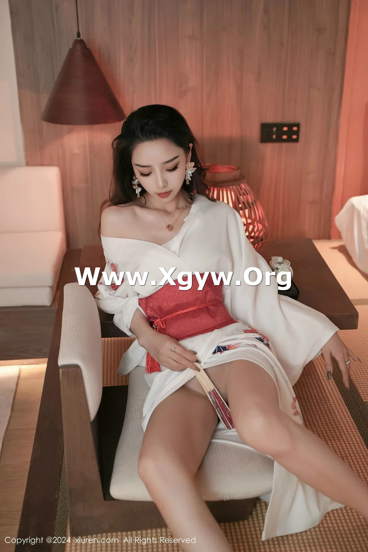 XiuRen第8367期_模特苏曼兮宾馆场景性感白色日系和服半撩秀翘臀美腿诱惑写真85P