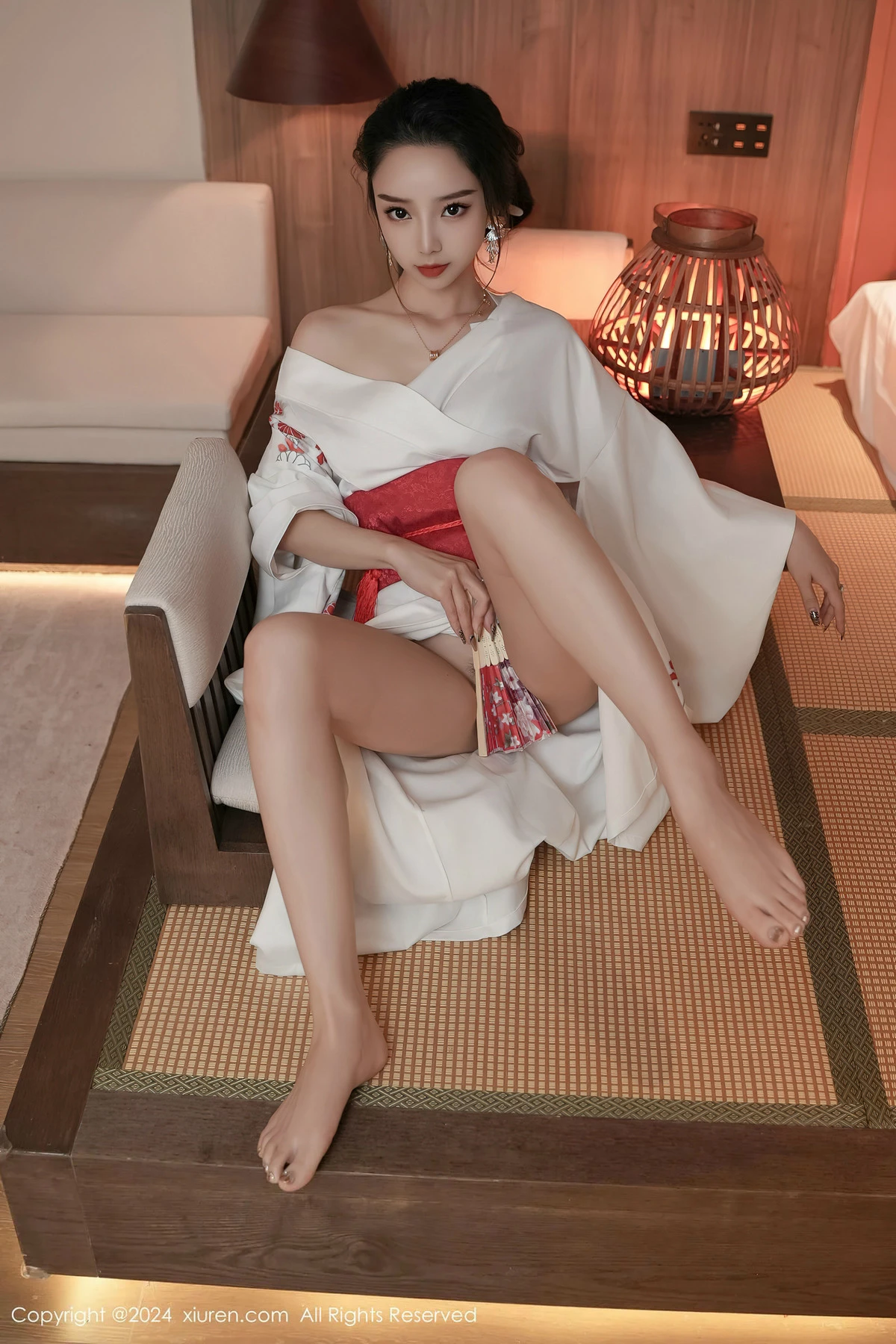XiuRen第8367期_模特苏曼兮宾馆场景性感白色日系和服半撩秀翘臀美腿诱惑写真85P