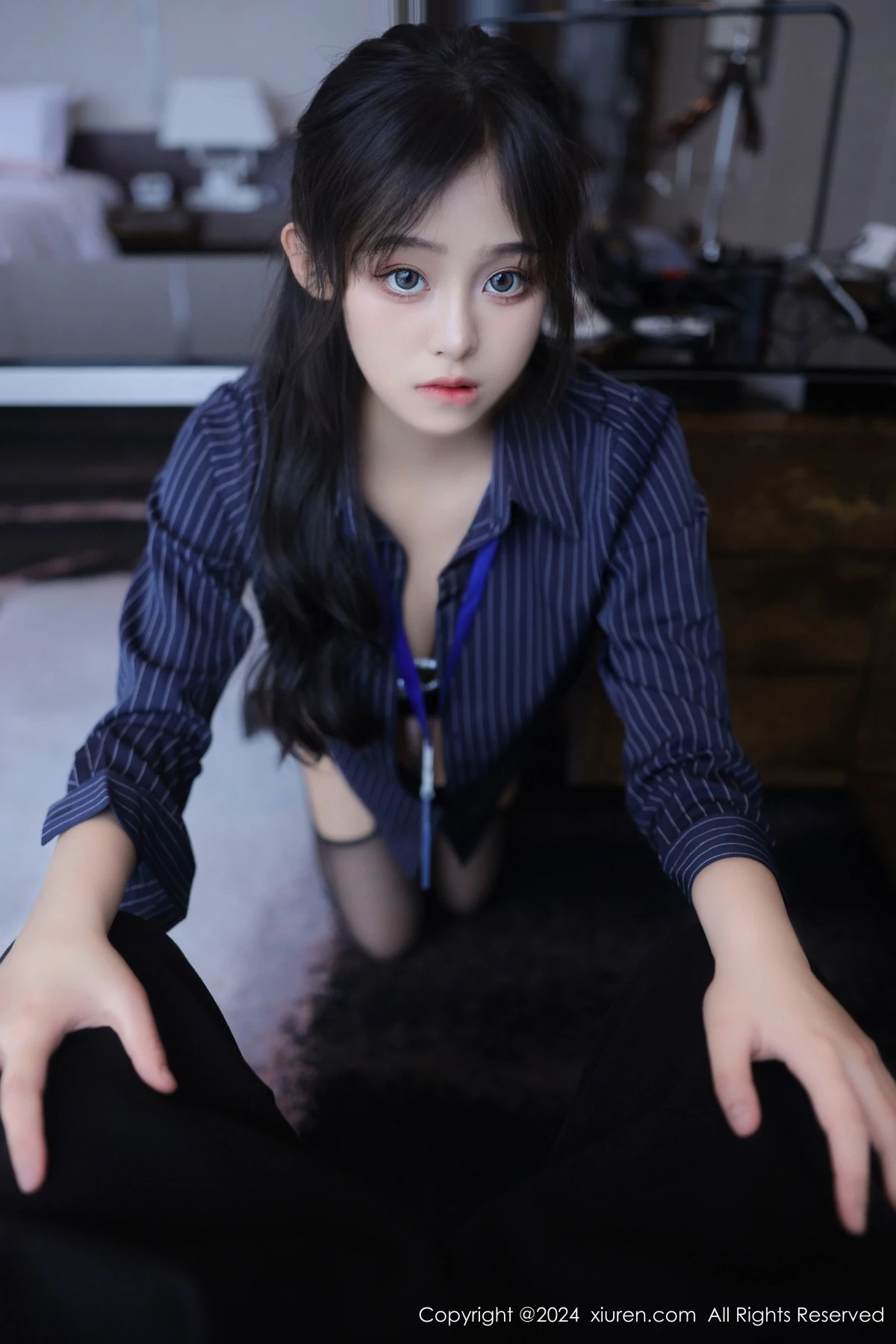 XiuRen第8373期_模特王心悦性感蓝色OL服饰配黑丝吊袜半脱秀惹火身材诱惑写真82P