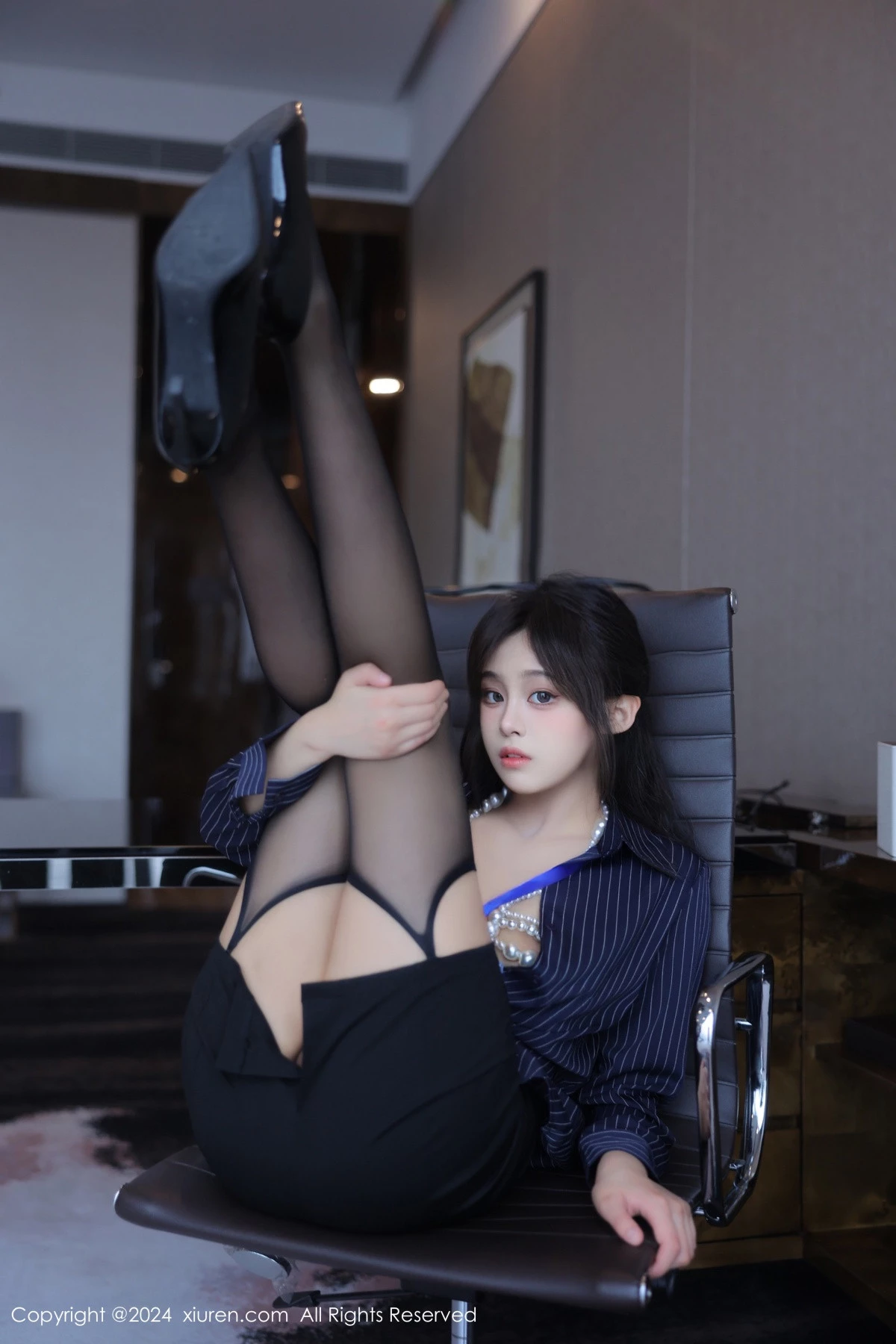 XiuRen第8373期_模特王心悦性感蓝色OL服饰配黑丝吊袜半脱秀惹火身材诱惑写真82P