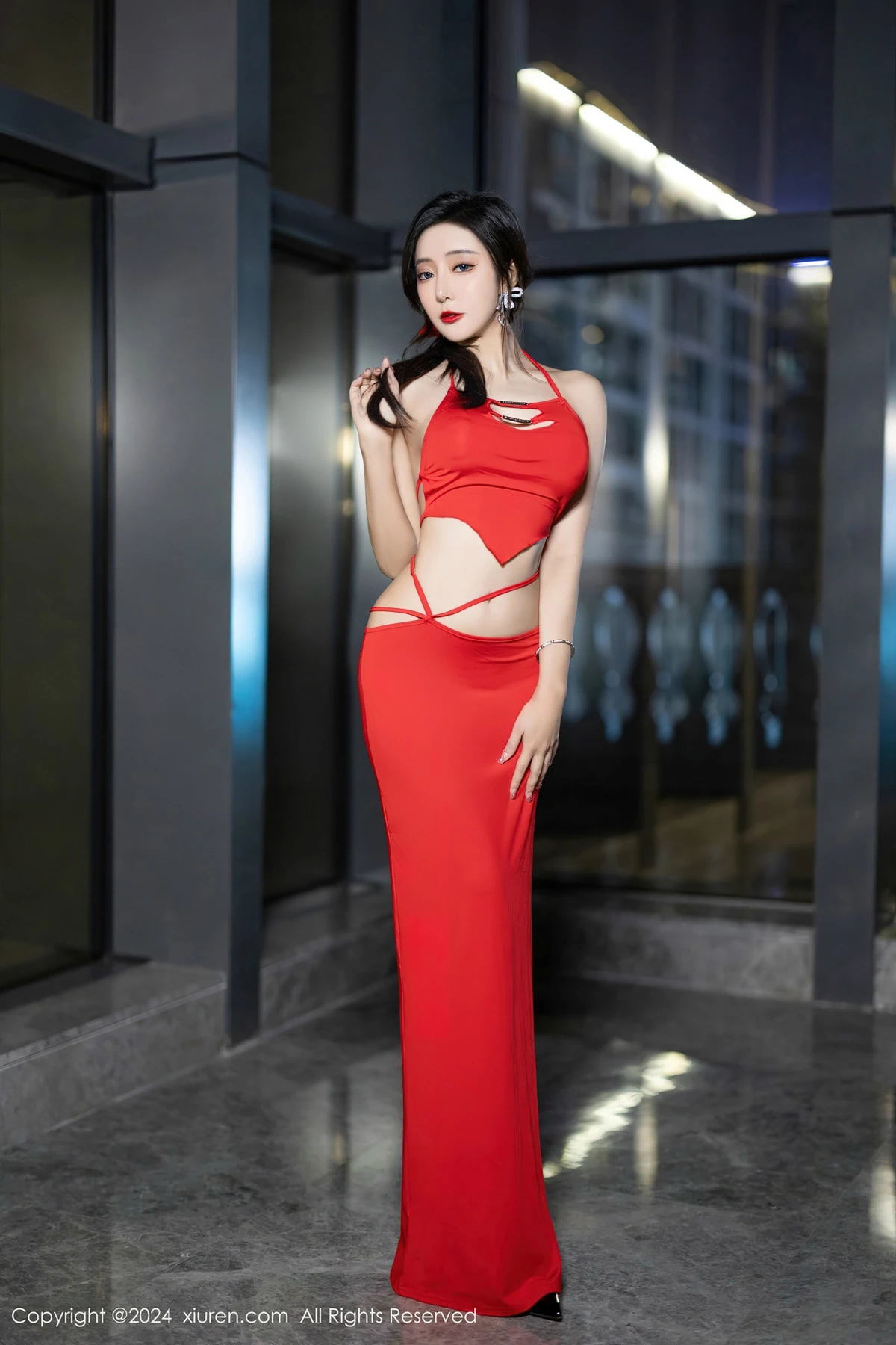 XiuRen第8378期_女神王馨瑶yanni红色连衣裙+杏色轻透连衣裙秀完美身材诱惑写真80P