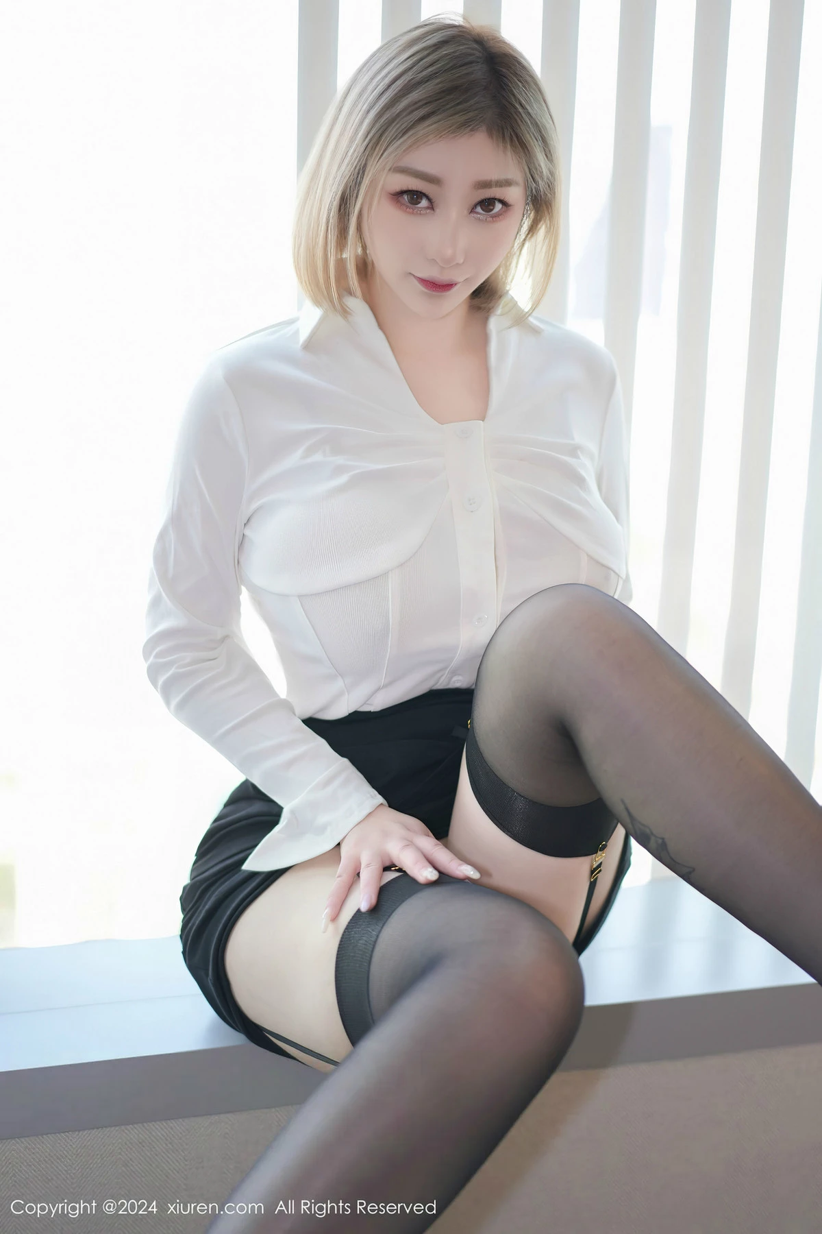 XiuRen第8381期_女神妲己_Toxic性感白T配黑短裙露黑色情趣服饰秀美臀诱惑写真70P