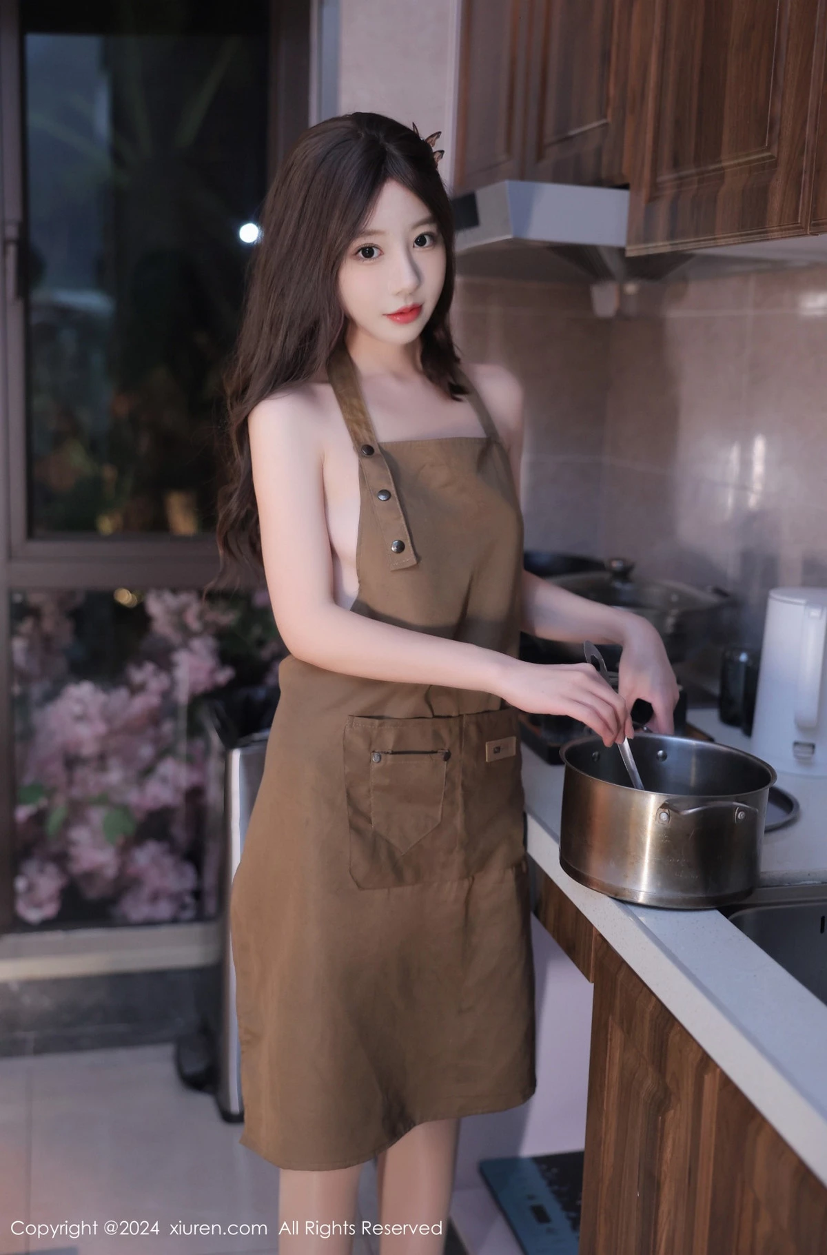 XiuRen第8388期_模特桃妖夭性感咖啡色围裙配超薄无内肉丝秀惹火身材诱惑写真94P