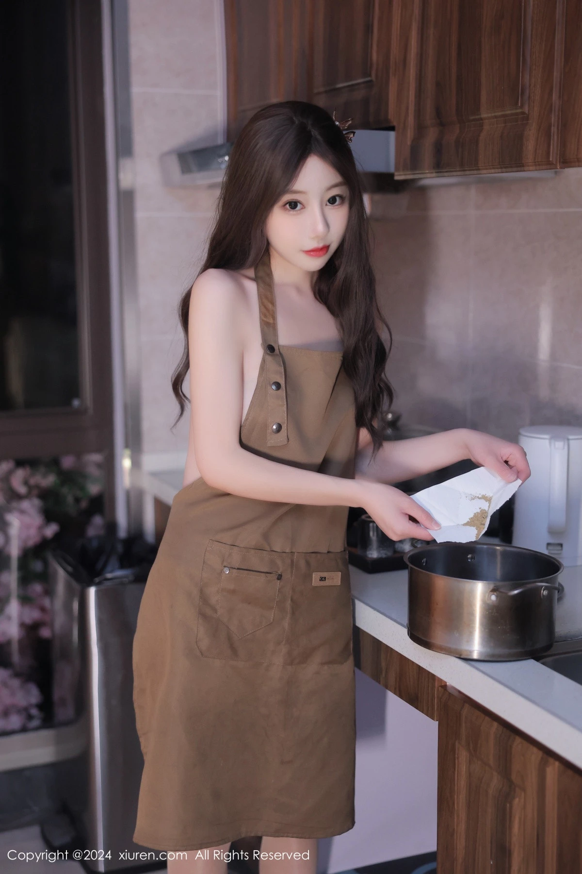 XiuRen第8388期_模特桃妖夭性感咖啡色围裙配超薄无内肉丝秀惹火身材诱惑写真94P