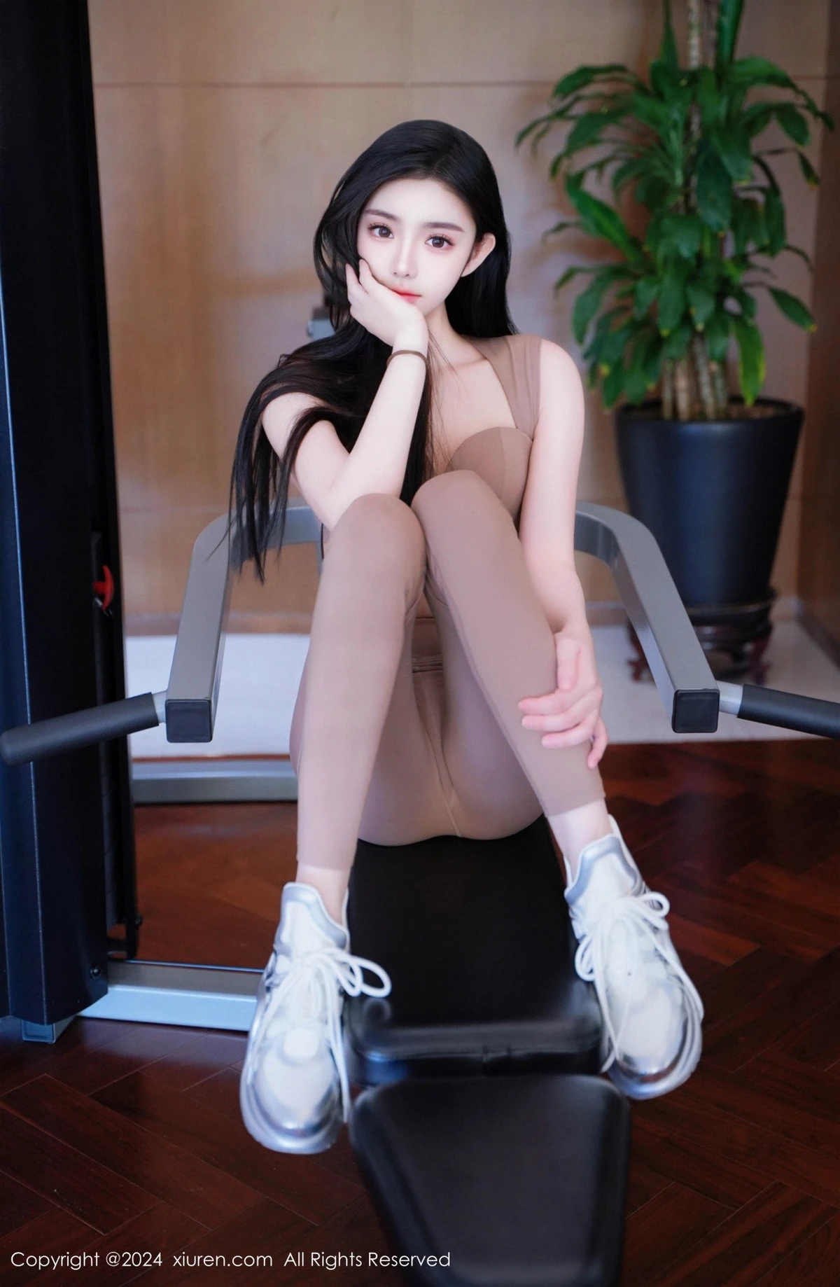 XiuRen第8382期_模特龙雪儿性感棕红色瑜伽服饰紧身秀完美身材惹火诱惑写真76P