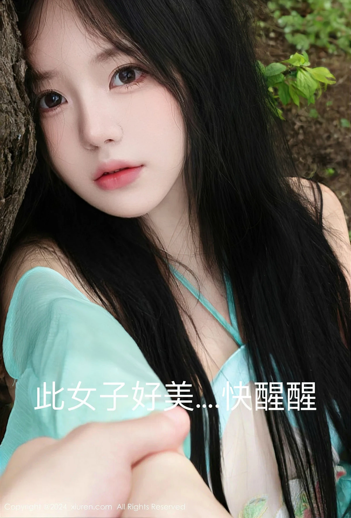 XiuRen第8386期_模特小薯条nienie户外剧情性感蓝色连衣裙半脱秀惹火身材诱惑写真85P